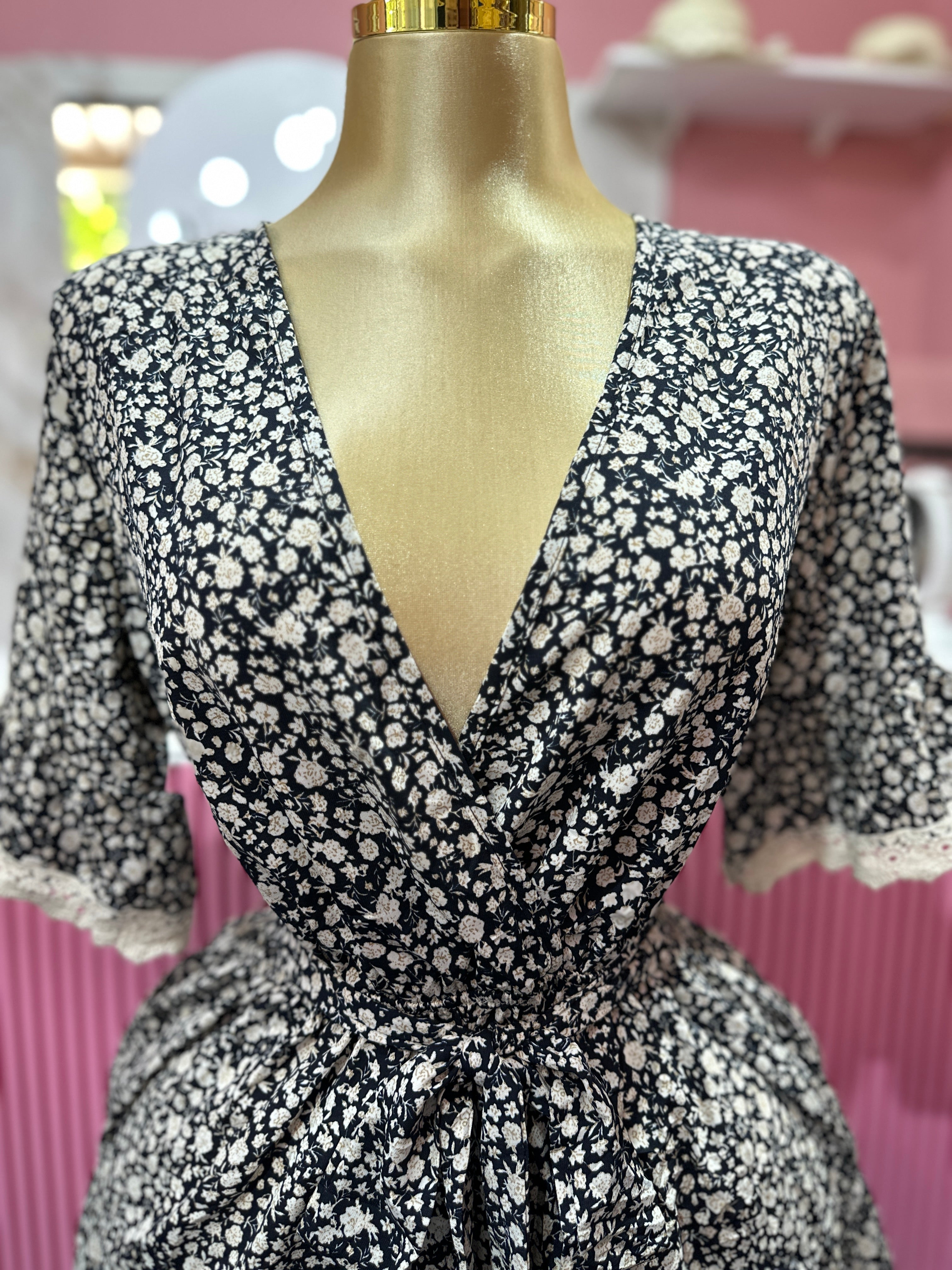 Jumpsuit corto con estampado floral y encaje