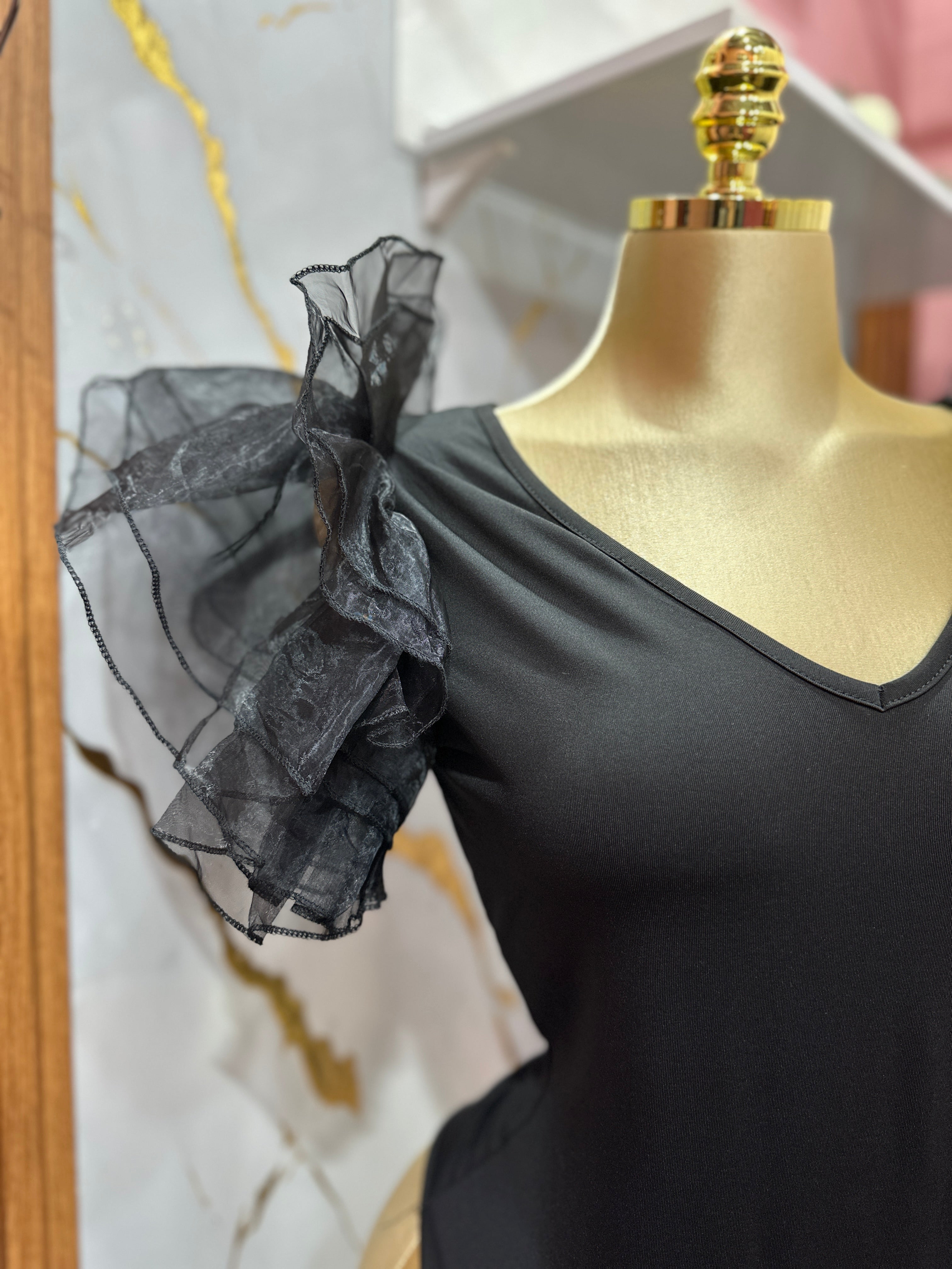 Body negro con cuello en V y mangas voluminosas de malla