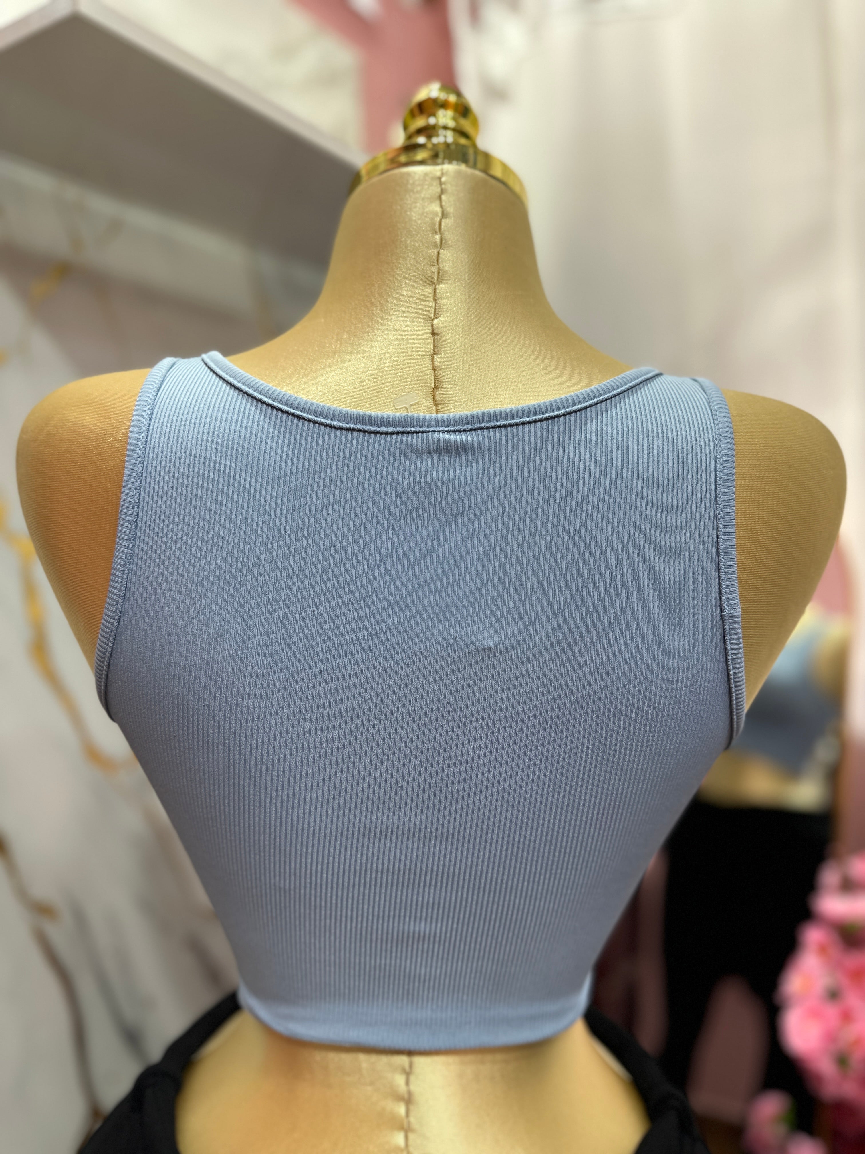 Top de tirantes gruesos color azul claro con diseño ajustado