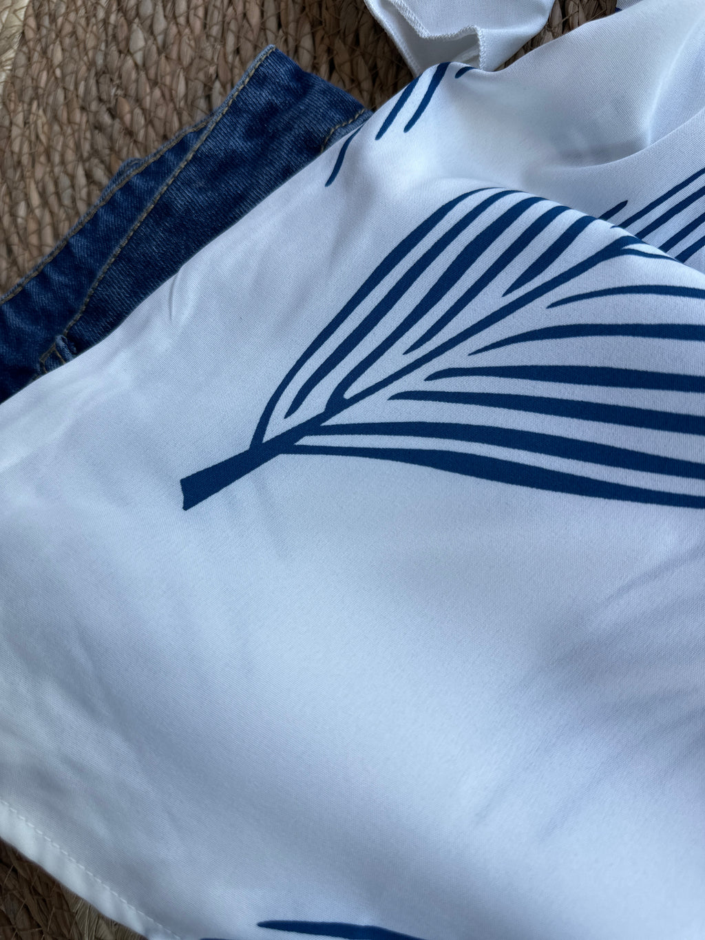 Blusa casual con escote en V y encaje frontal