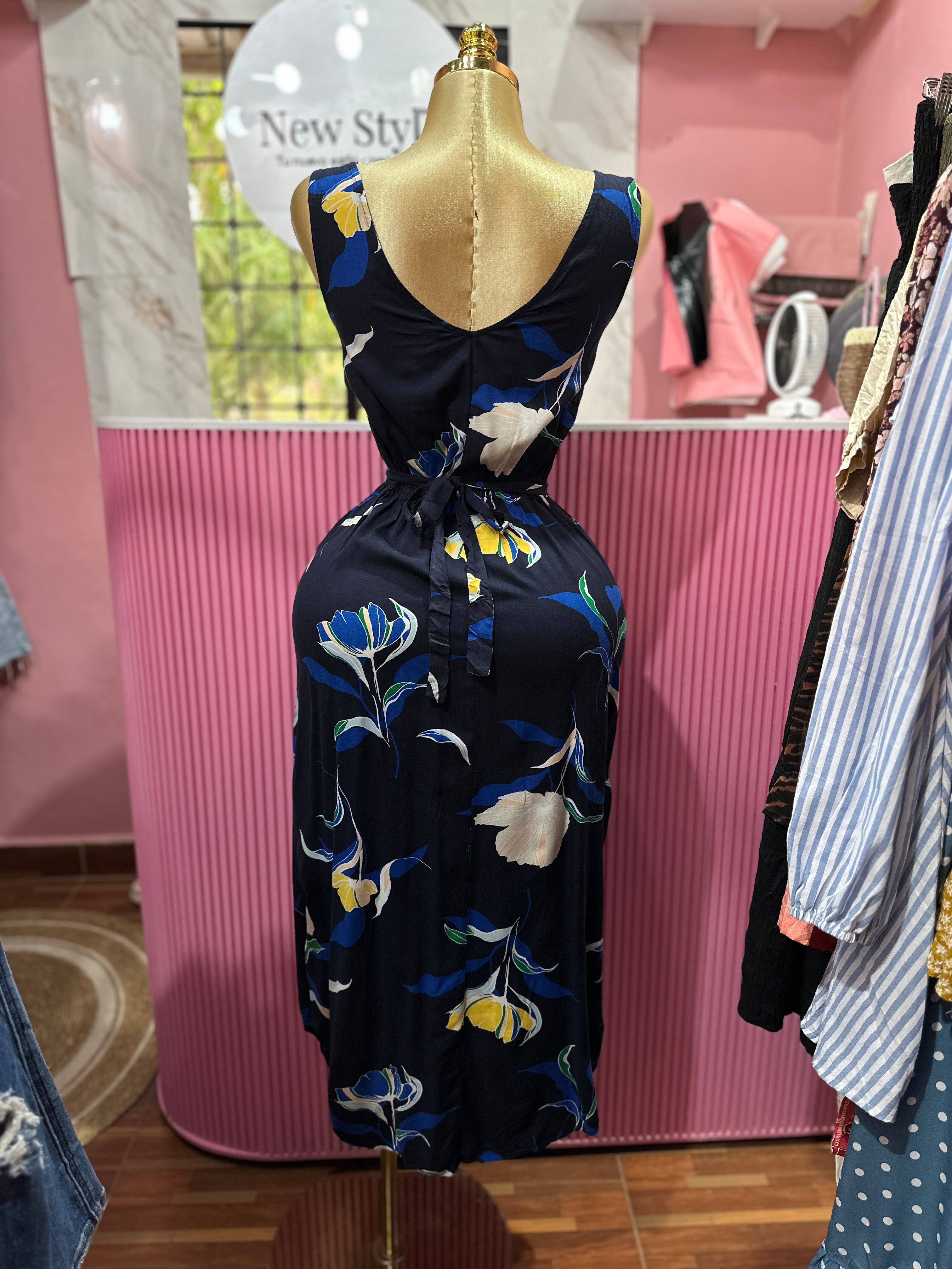 Vestido midi de color azul con estampado floral tropical