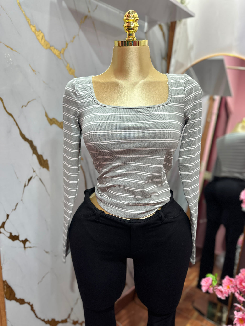 Camisa manga larga ajustada con diseño de rayas blancas y fondo gris