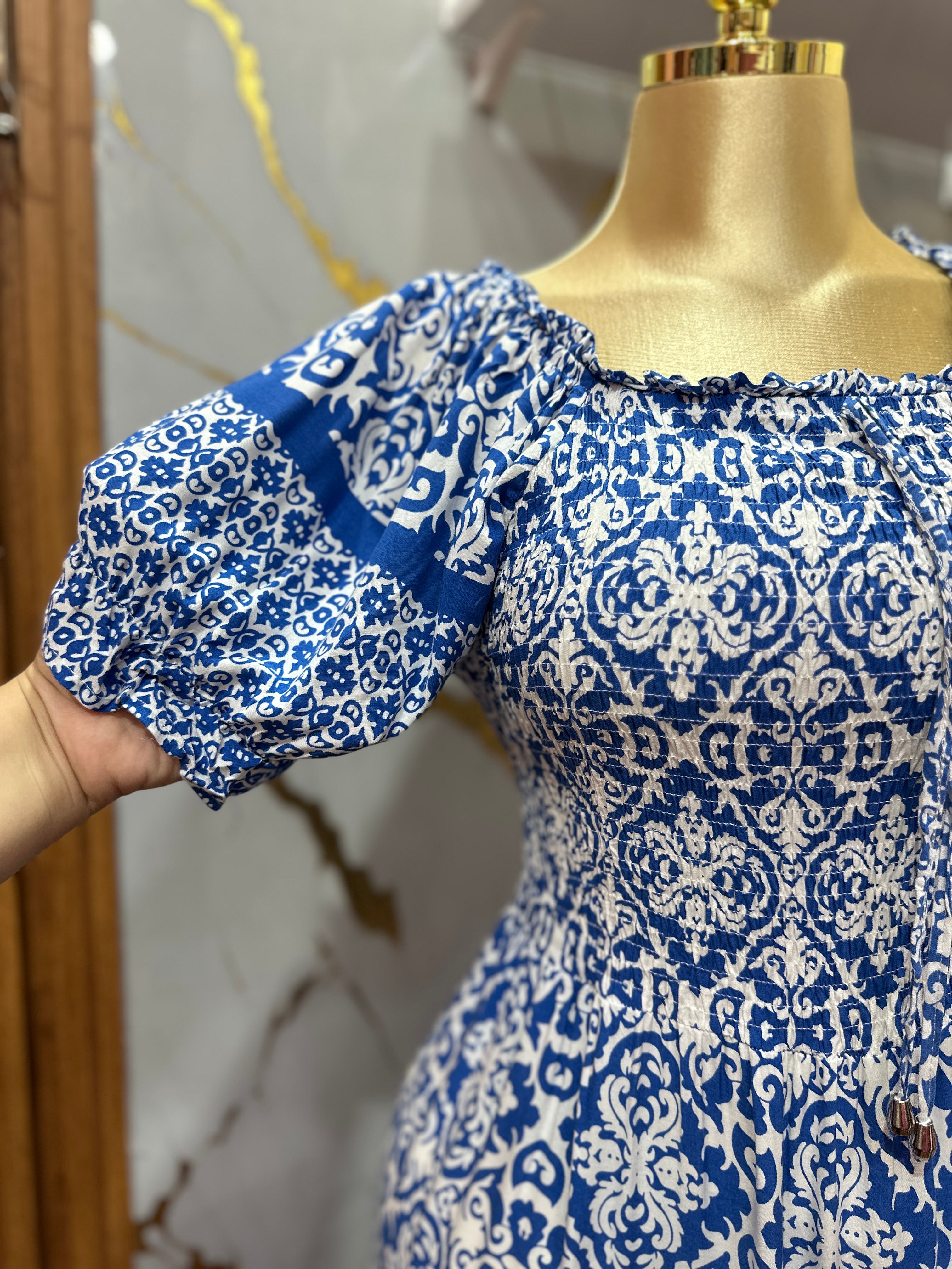 Vestido largo con estampado azul y blanco de mangas abullonadas
