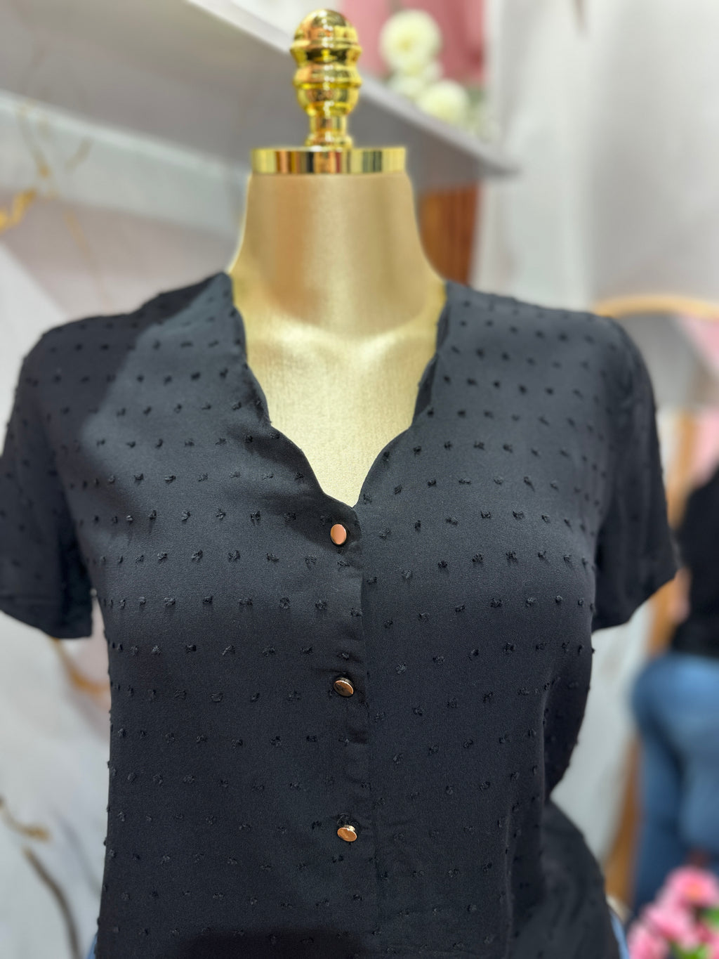 Blusa negra con botones frontales