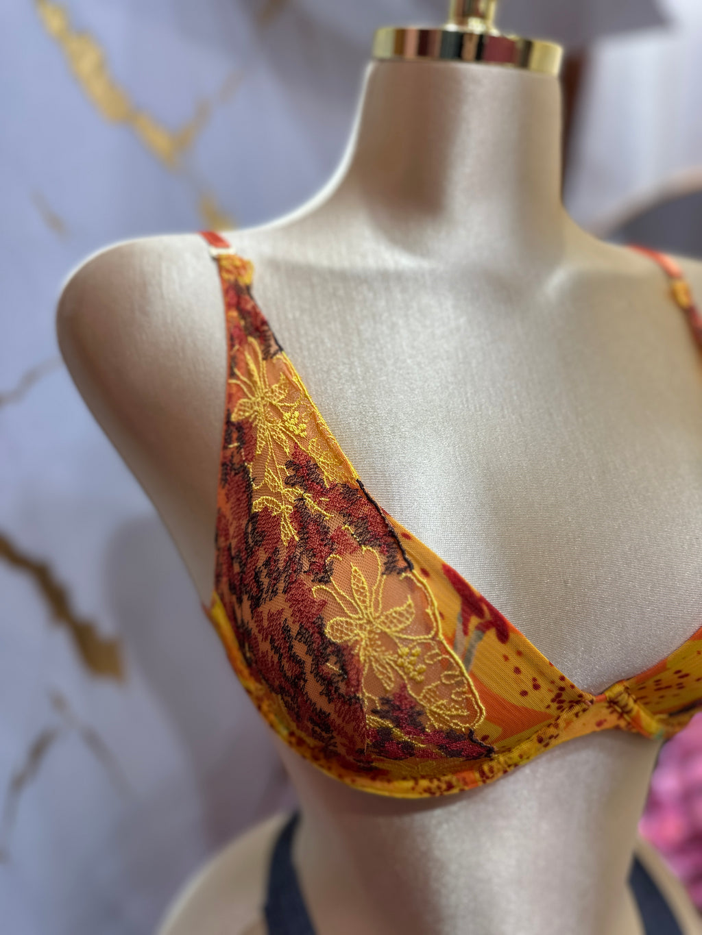 Brasier VICTORIA’S SECRET color anaranjado con amarillo de malla con varilla
