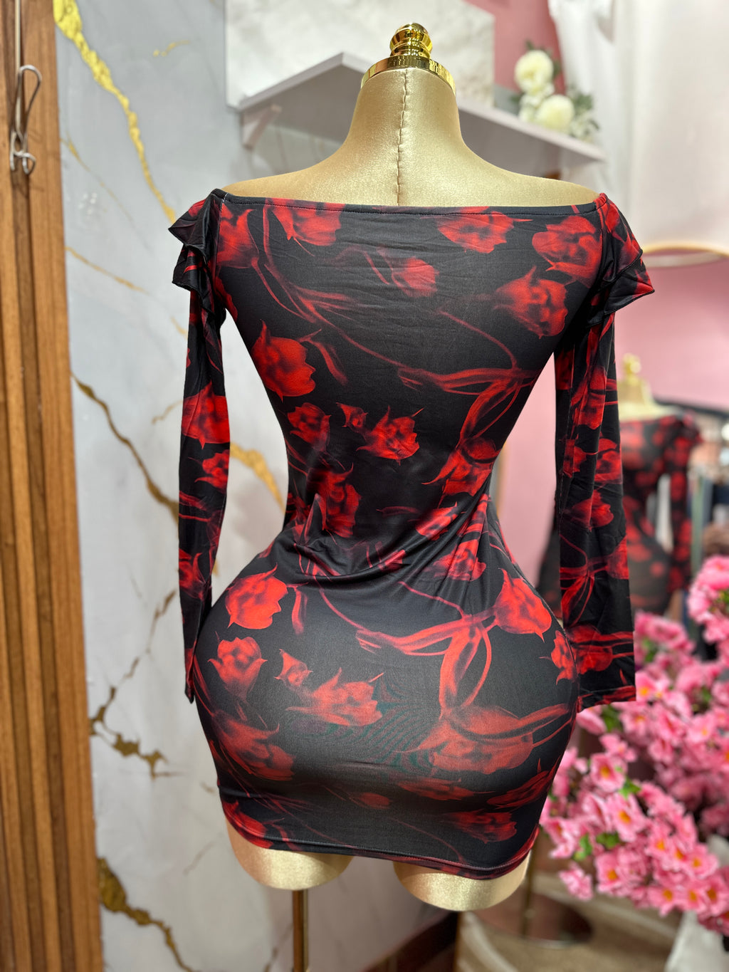 Vestido pegado negro con flores rojas manga larga tipo tubo