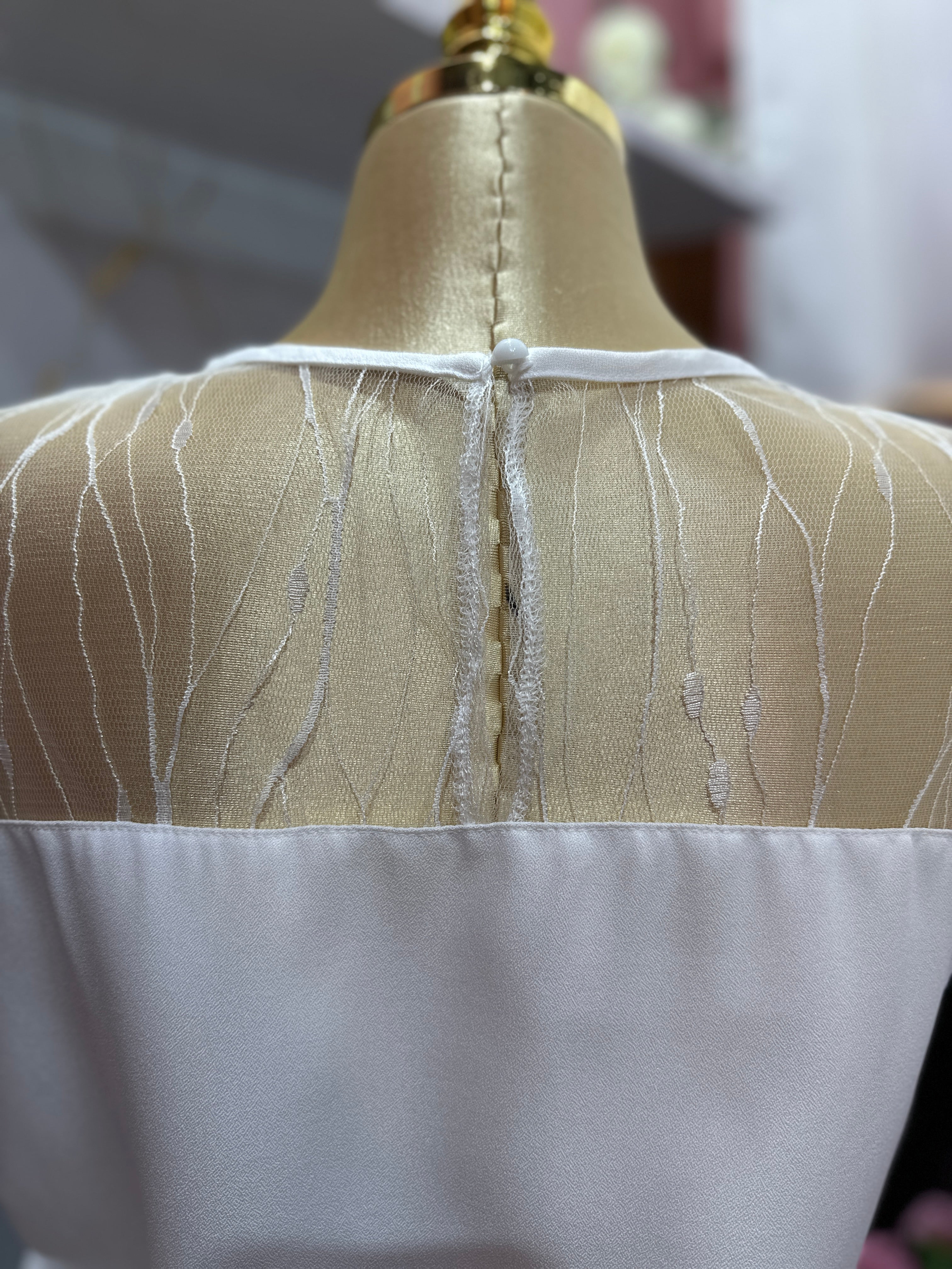Blusa blanca casual con diseño de malla traslúcida en la parte superior