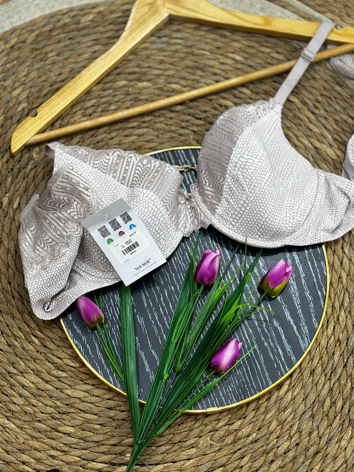 Brasier beige con encaje de blonda en frente