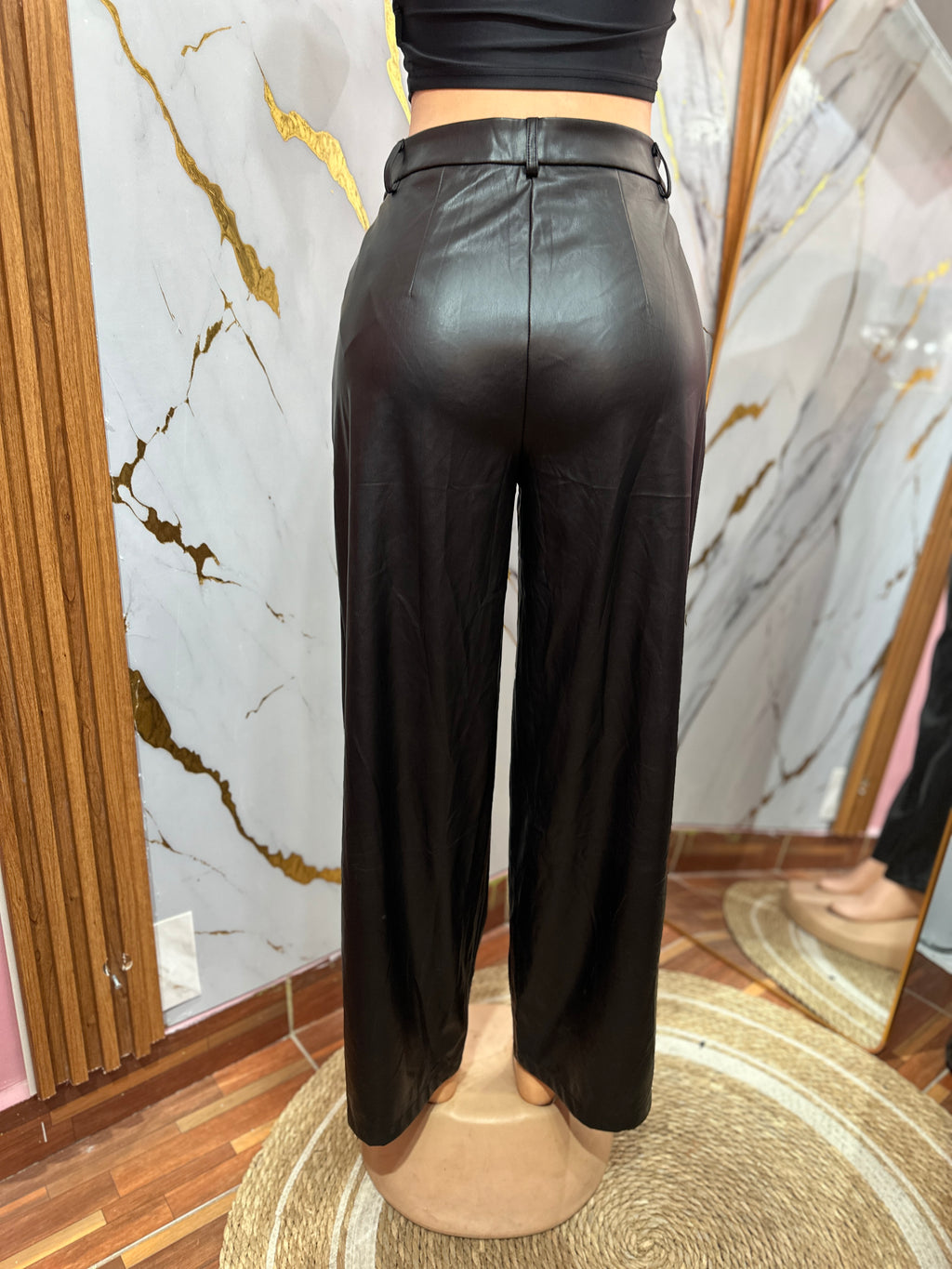 Pantalón de cuero estilo acampanado