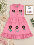 Vestido rosado sin mangas para niña que destaca por sus delicados bordados florales y sus volantes con lunares