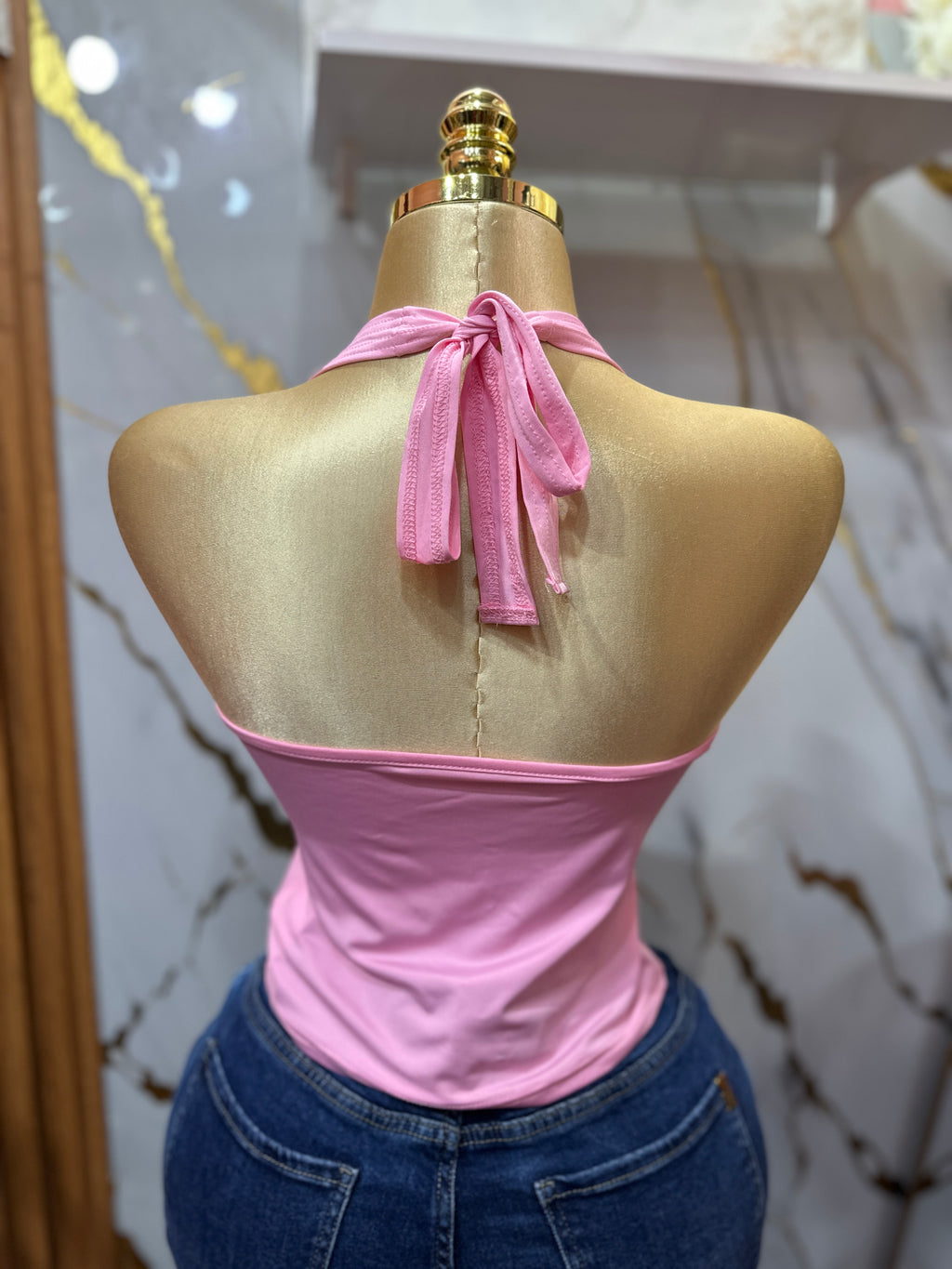 Top rosado sin mangas con cuello tipo halter y escote en V