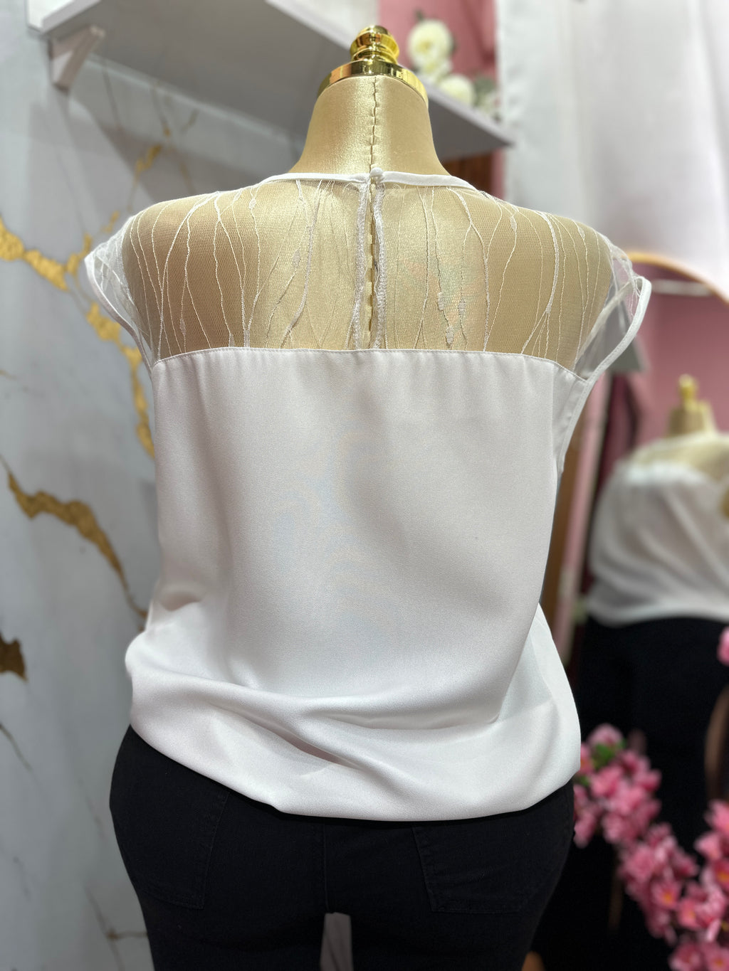 Blusa blanca casual con diseño de malla traslúcida en la parte superior
