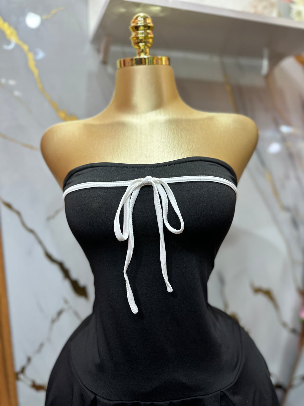 Vestido en tendencia estilo globo con delicado lazo blanco en el pecho