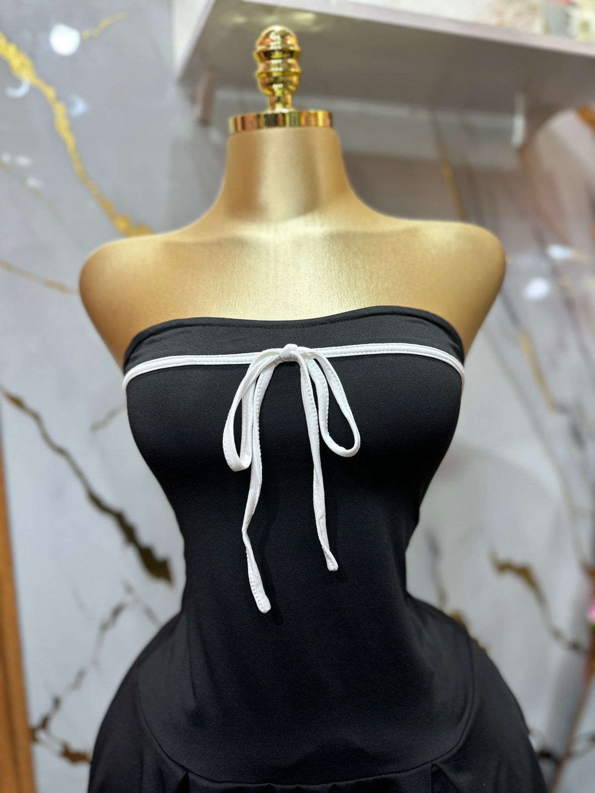 Vestido en tendencia estilo globo con delicado lazo blanco en el pecho