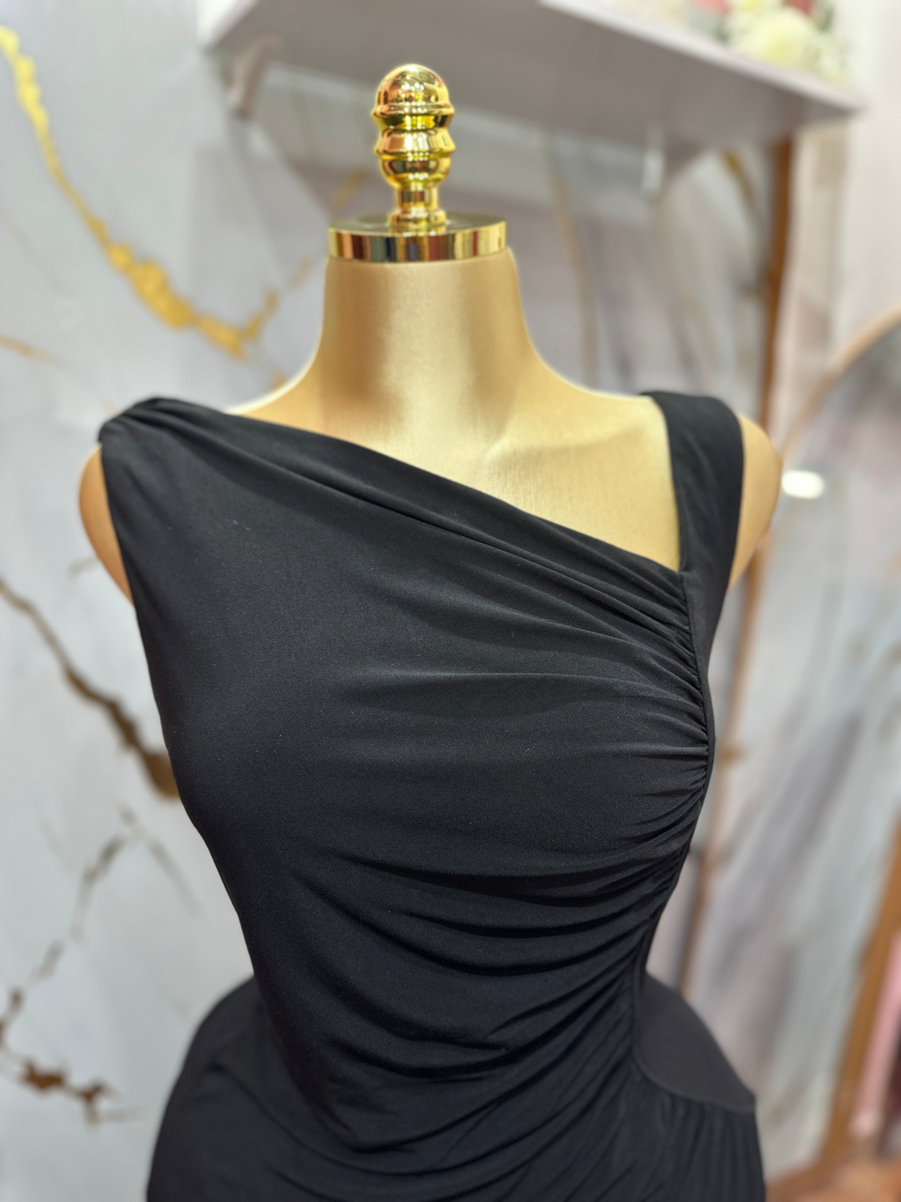 Vestido elegante negro con diseño asimétrico y detalles de drapeado