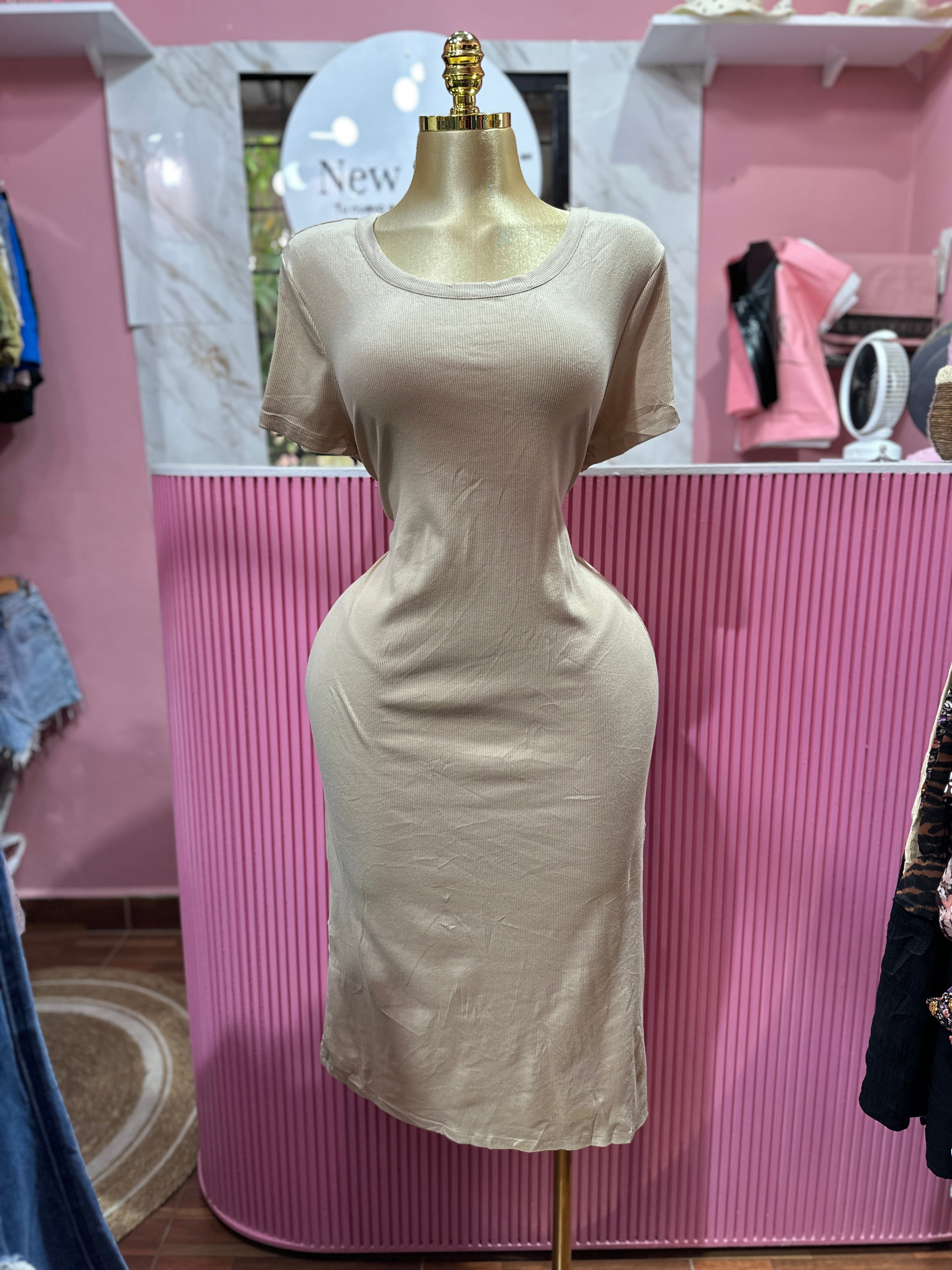 Vestido Midi Ajustado Beige  Manga corta con Abertura lateral en la pierna