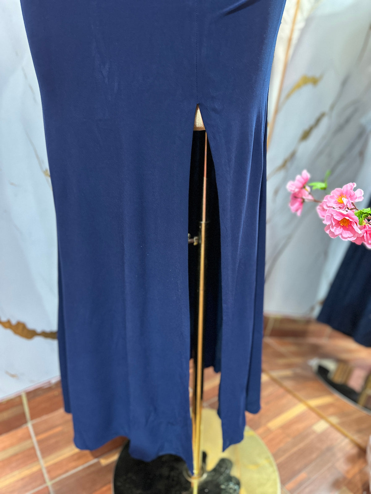 Vestido largo de gala  MORGAN & CO azul marino destaca por su corpiño de encaje con cuello halter y una elegante abertura frontal en la falda