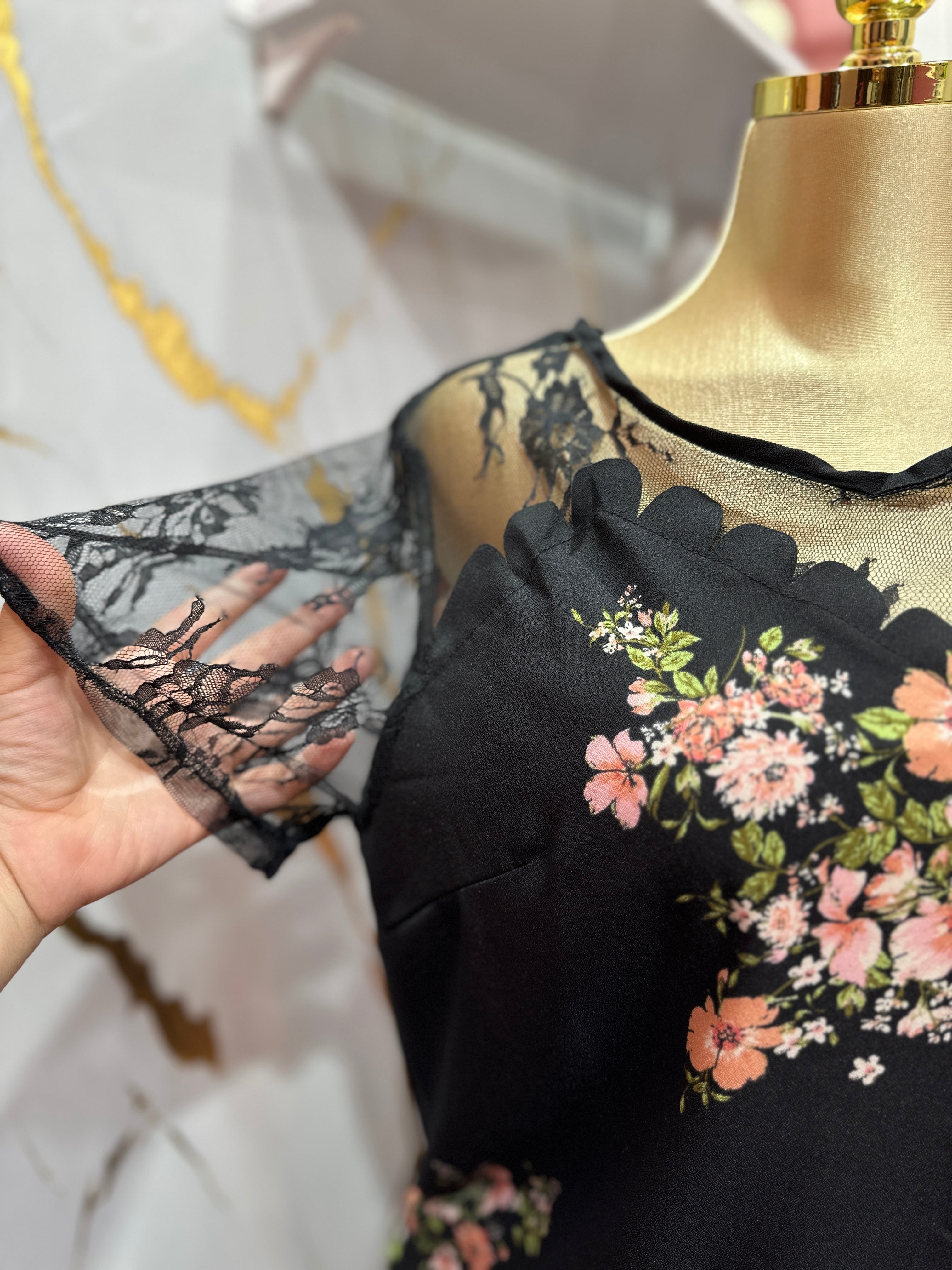 Blusa casual con mangas de encaje