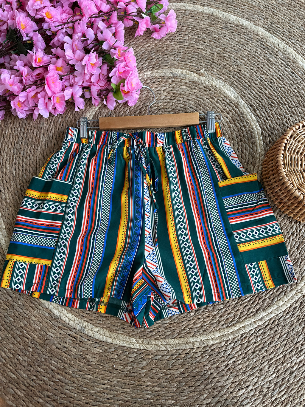 Short casual color verde rayado con elástico en la cintura