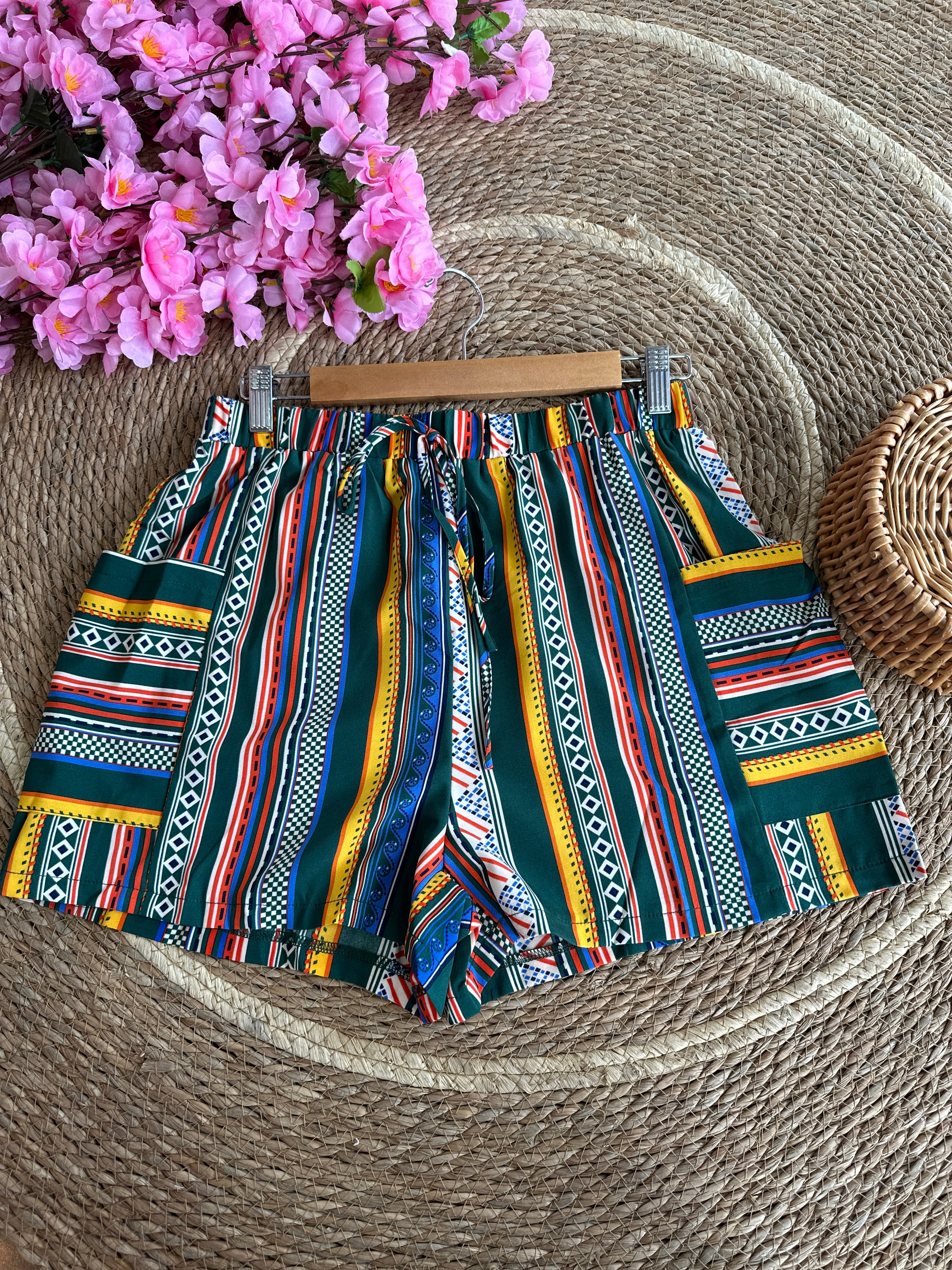 Short casual color verde rayado con elástico en la cintura