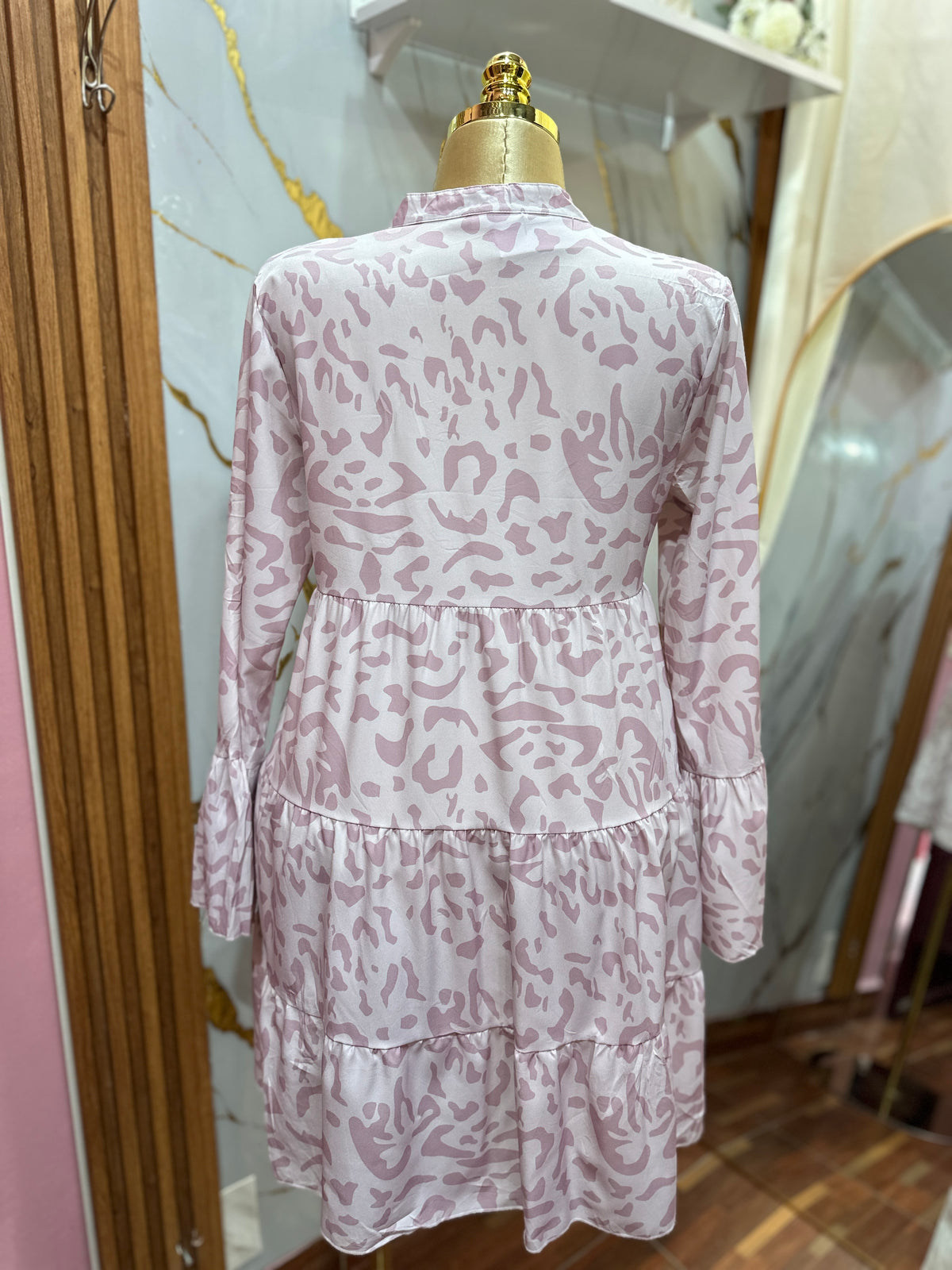 Vestido corto color rosado de manga larga con estampado cuenta un escote en V pronunciado