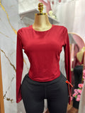 Blusa básica de manga larga color vino con escote en la espalda