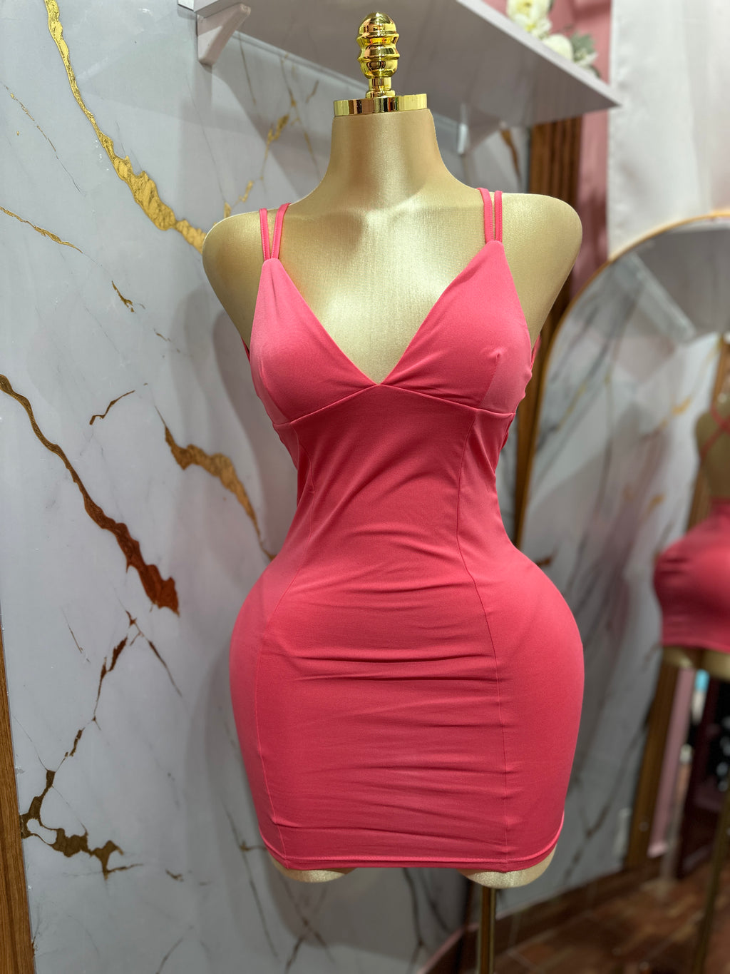 Vestido rosado corte con escote sexy en la espalda