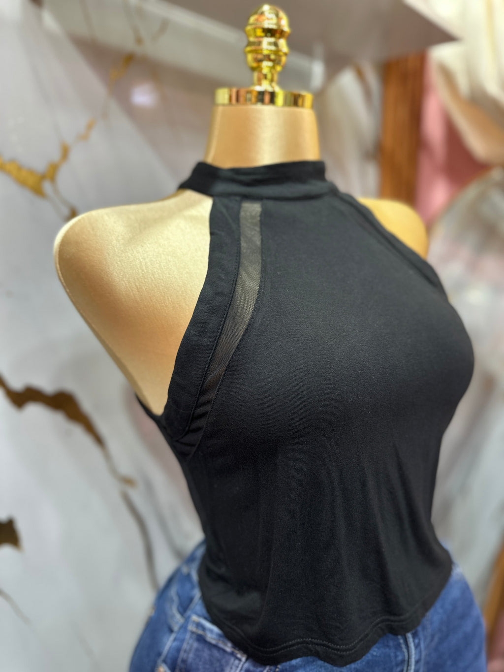 Top negro shein sin mangas con cuello tipo halter