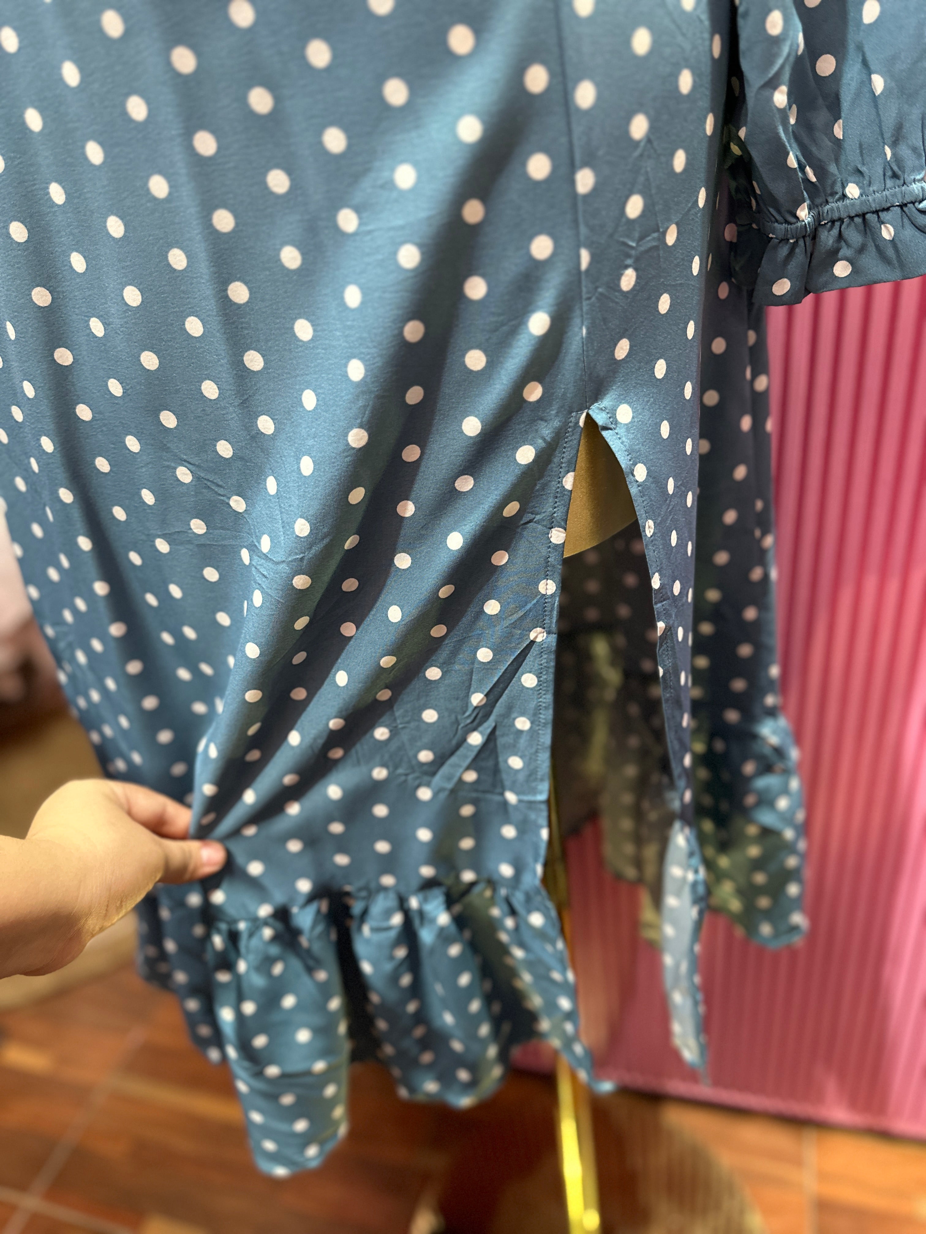 Vestido Azul de Manga Larga con Estampado de Lunares Blancos
