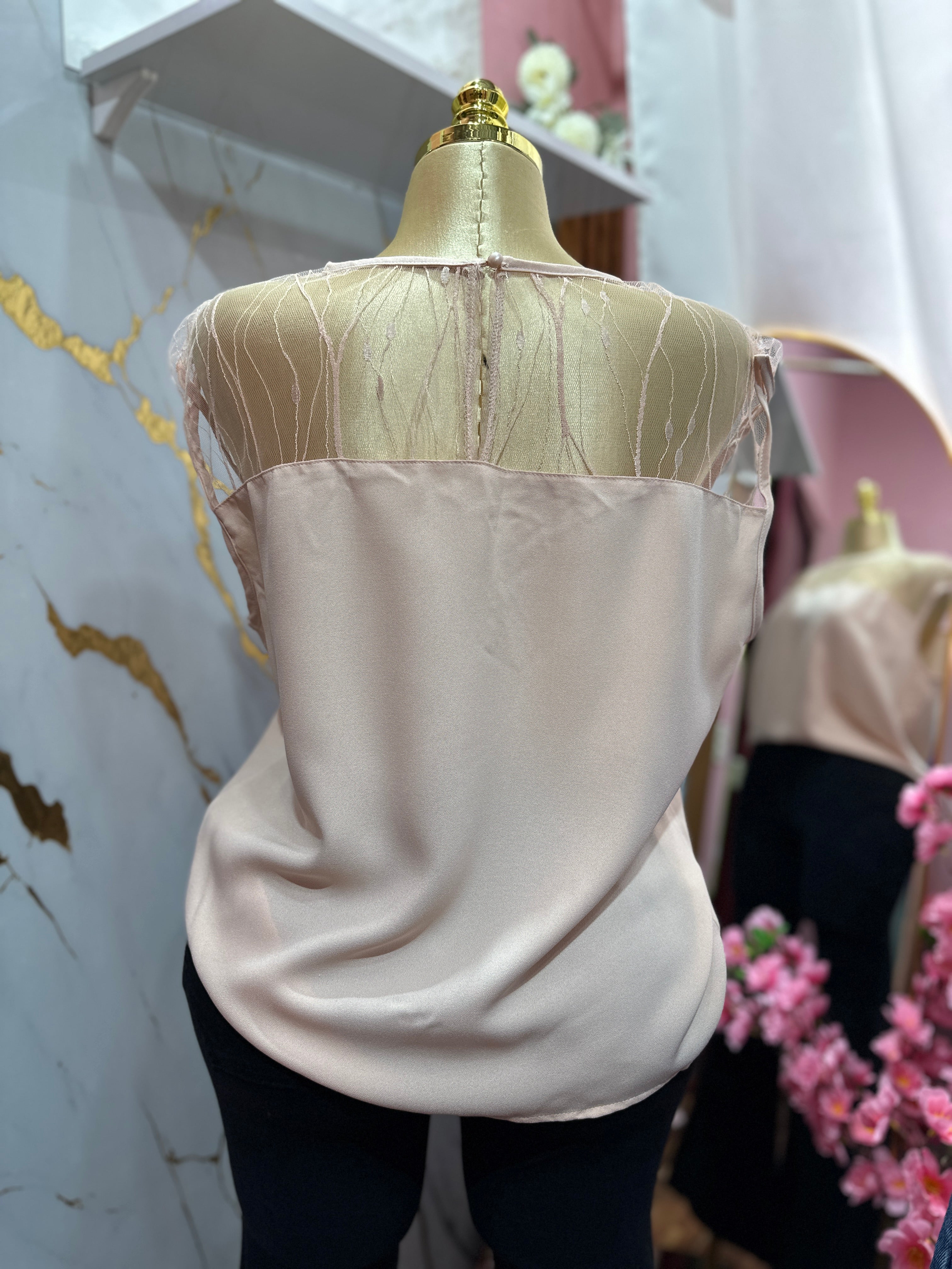 Blusa casual con diseño de malla traslúcida en la parte superior