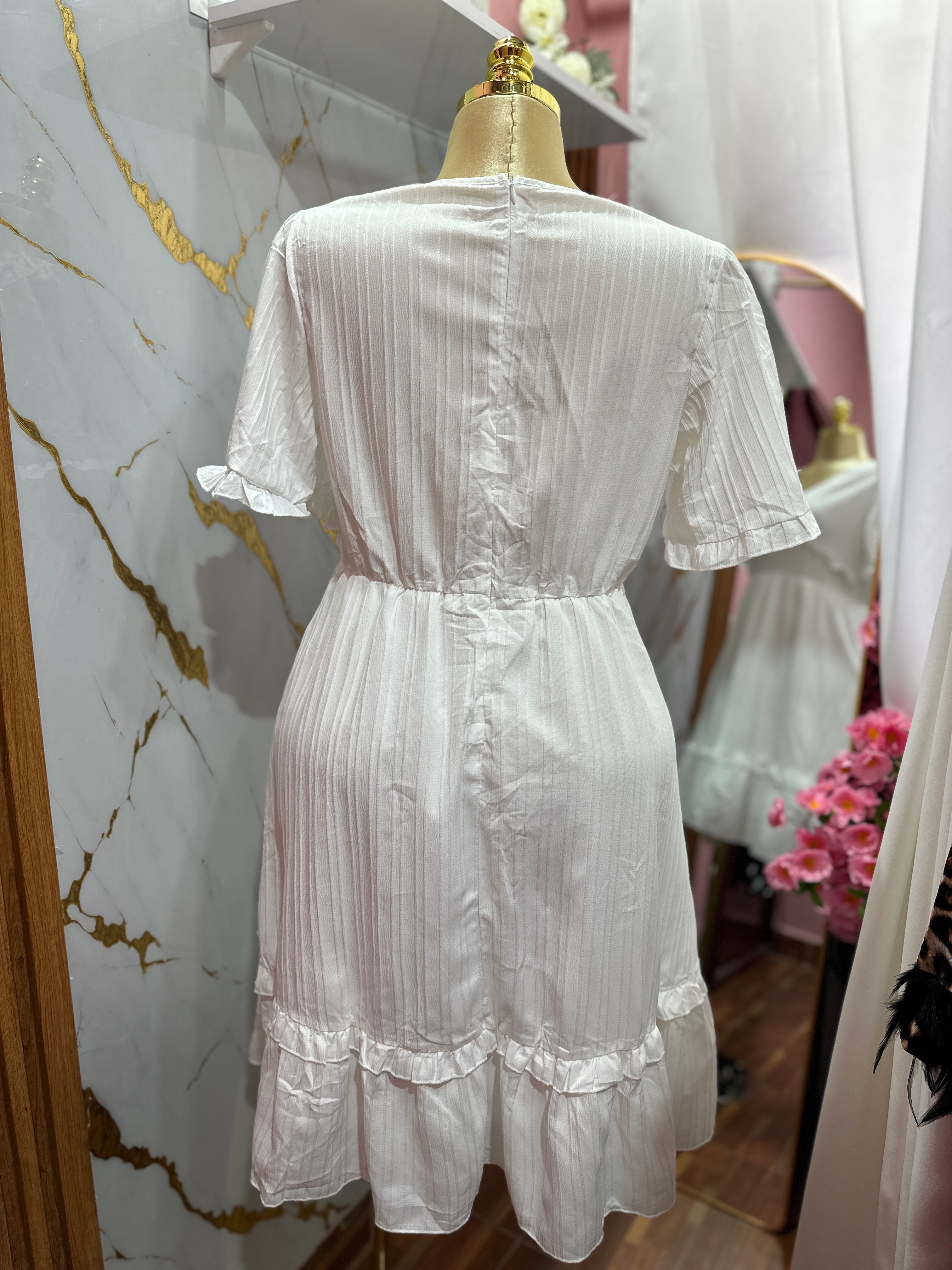 Vestido blanco corte de tiempo manga corta con revuelo