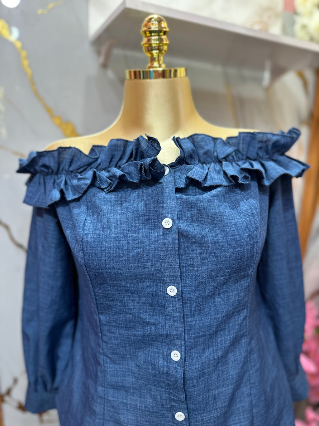 Blusa elegante SHEIN con efecto Denim hombros descubiertos y un llamativo detalle de volantes en el escote