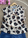 Blusa tipo animal print con cuello en V