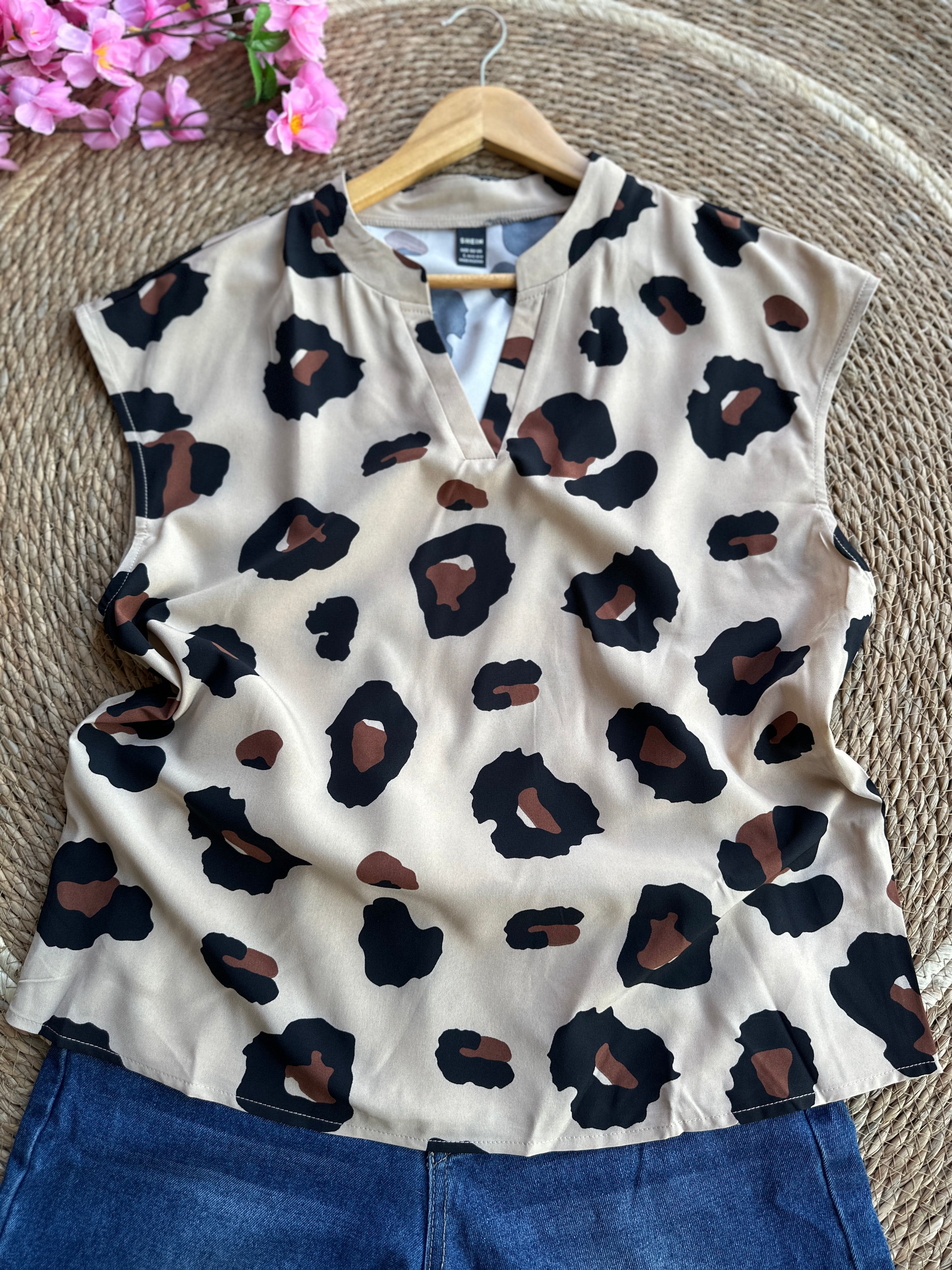 Blusa tipo animal print con cuello en V