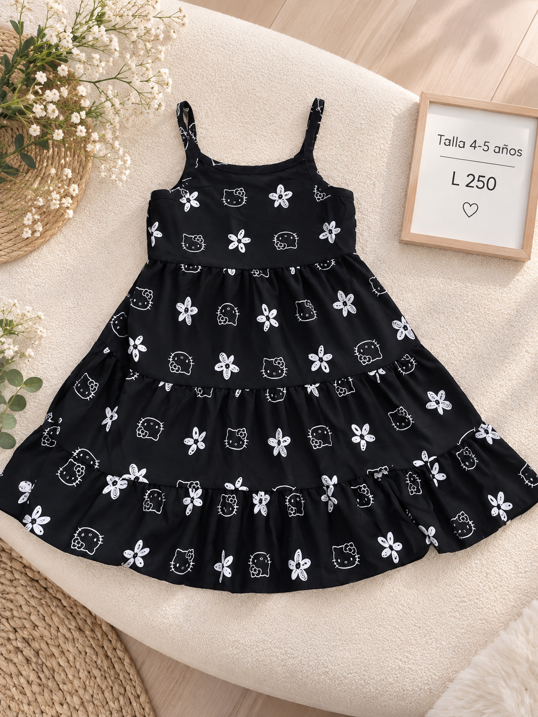 Vestido para niña de tirantes color negro con estampado de hello kitty y flores