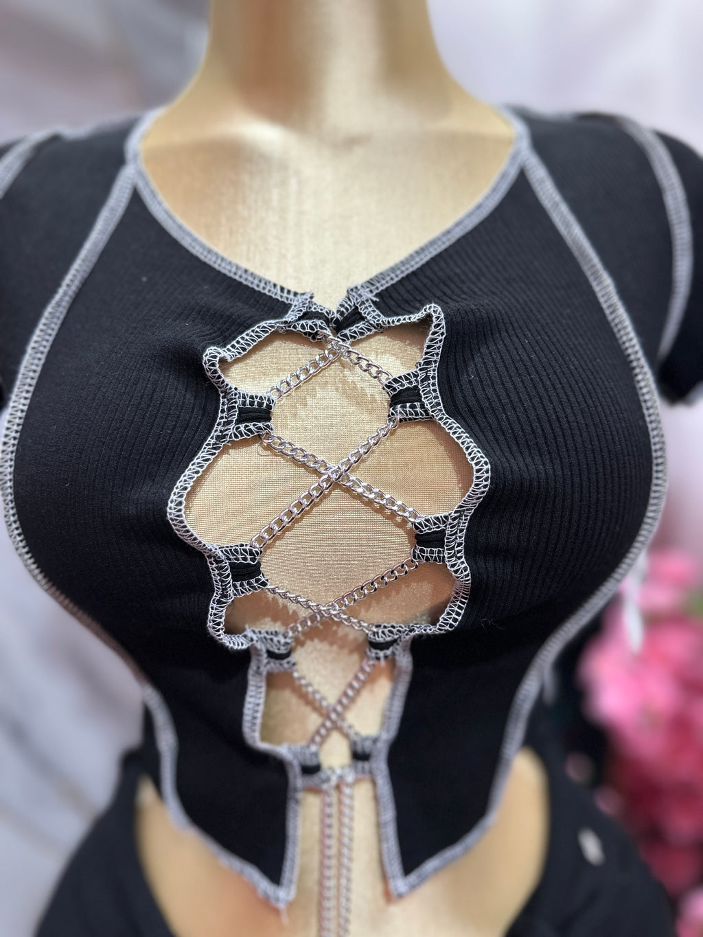 Top sexy color negro con diseño de cadenas frontal