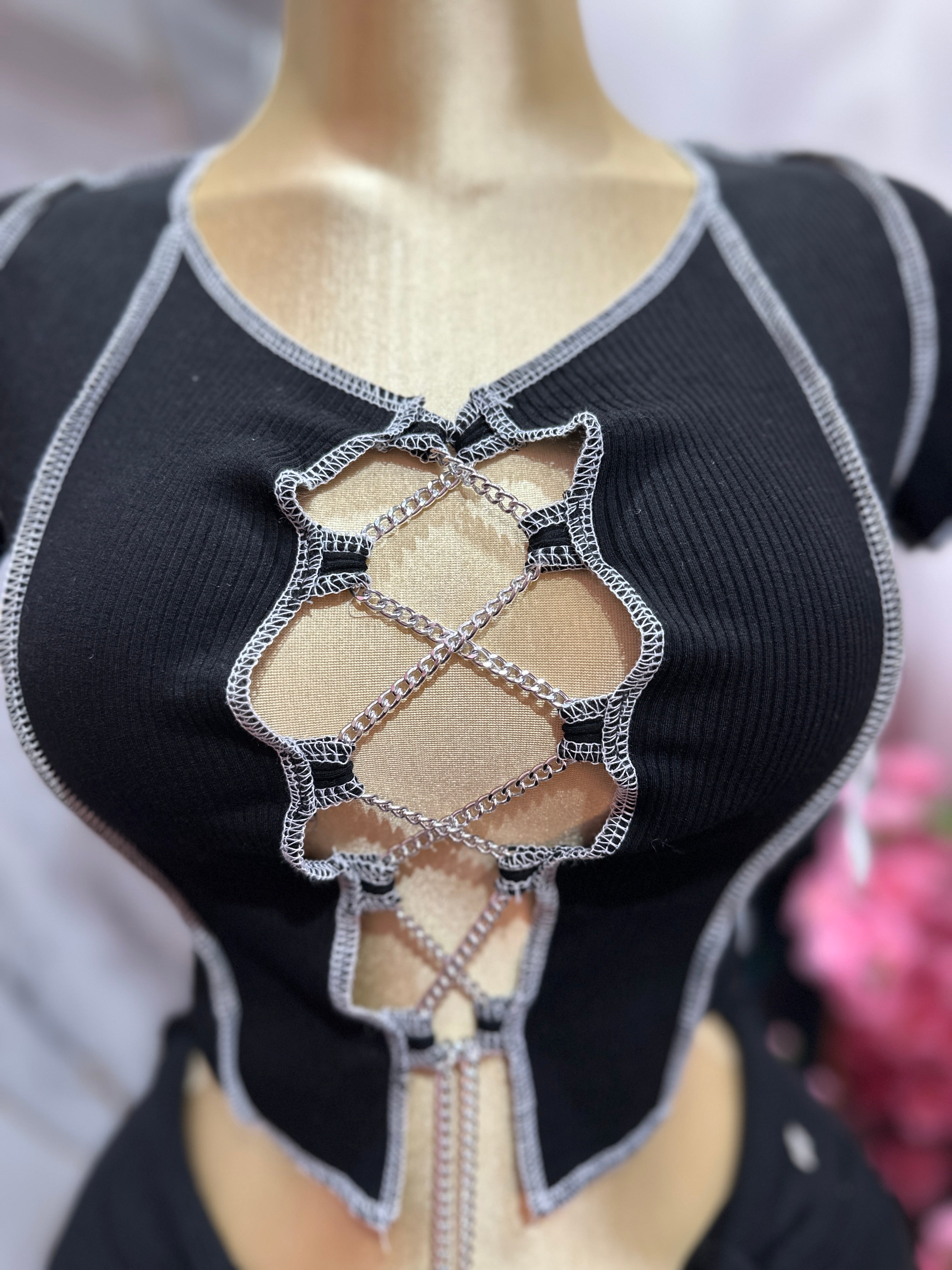 Top sexy color negro con diseño de cadenas frontal