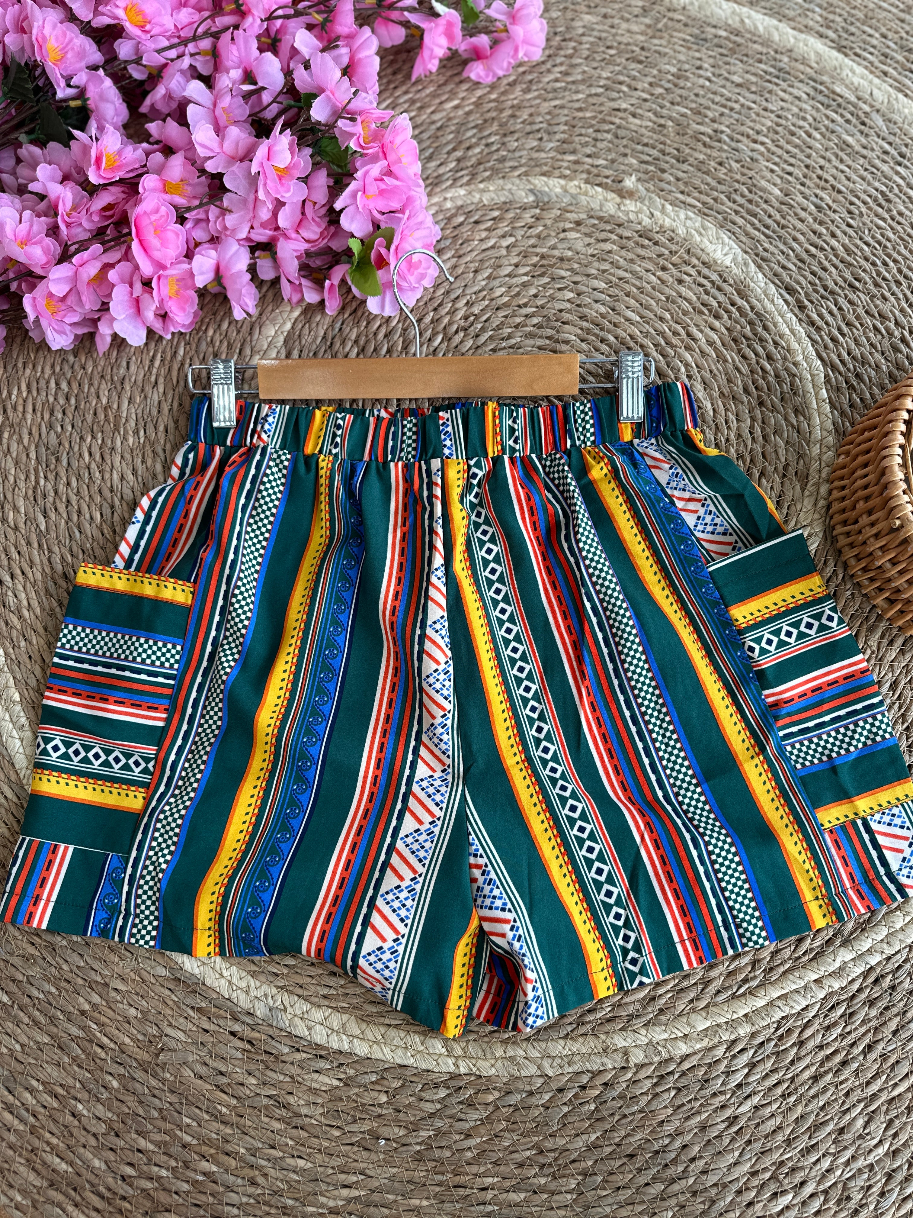 Short casual color verde rayado con elástico en la cintura
