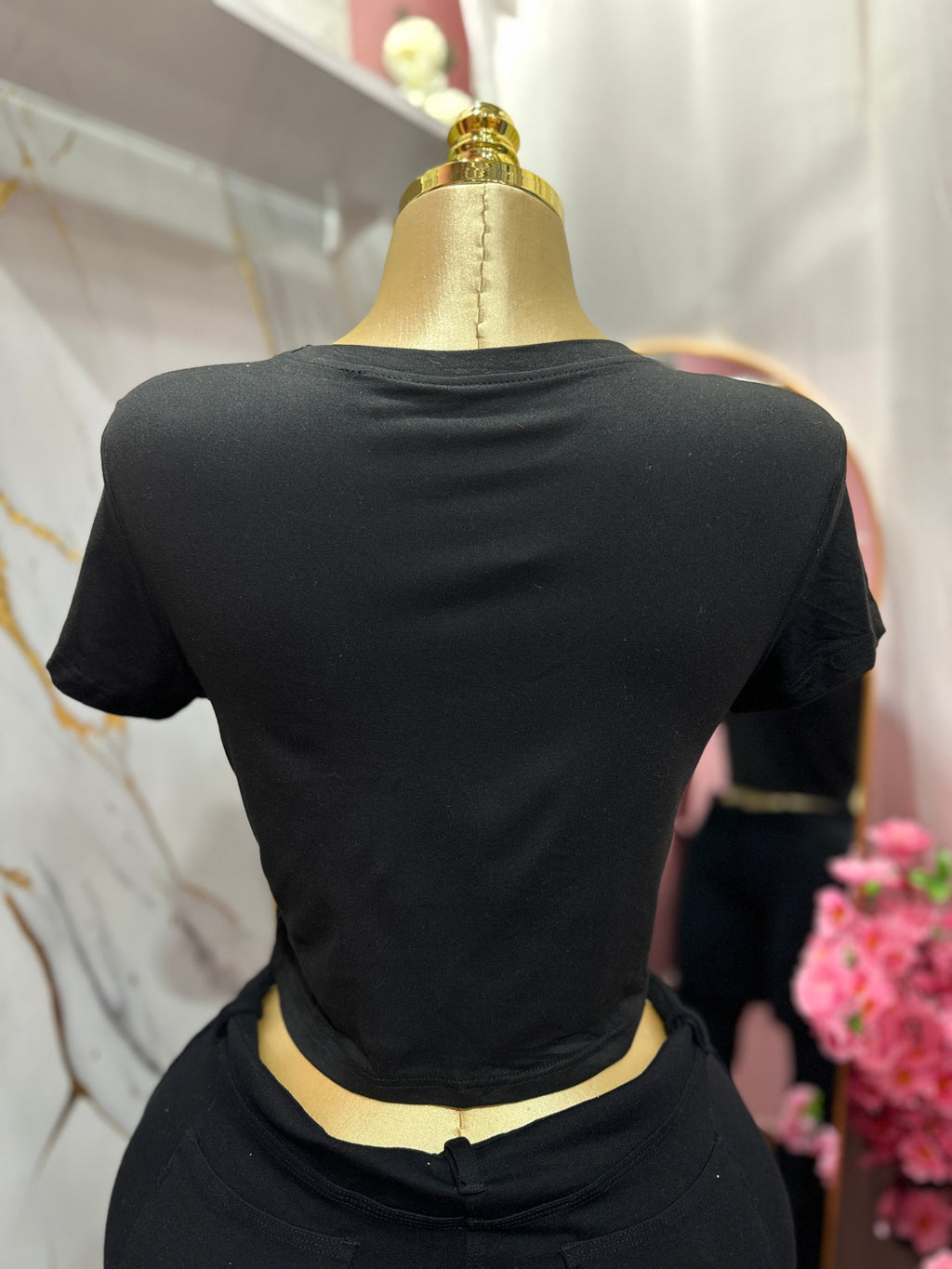 Blusa básica color negro de cuello redondo de manga corta