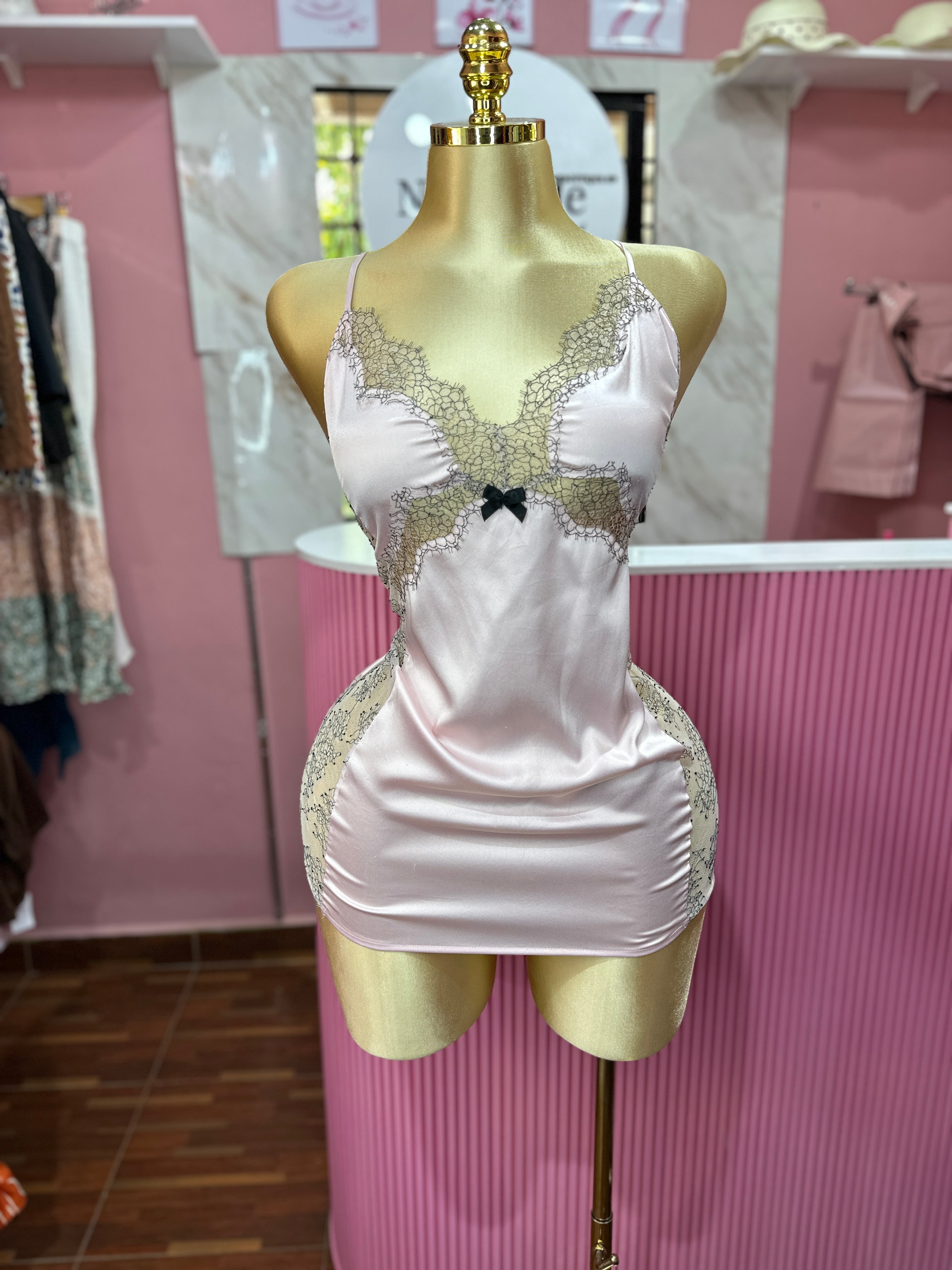 Camisón de satin rosa con detalles de encaje