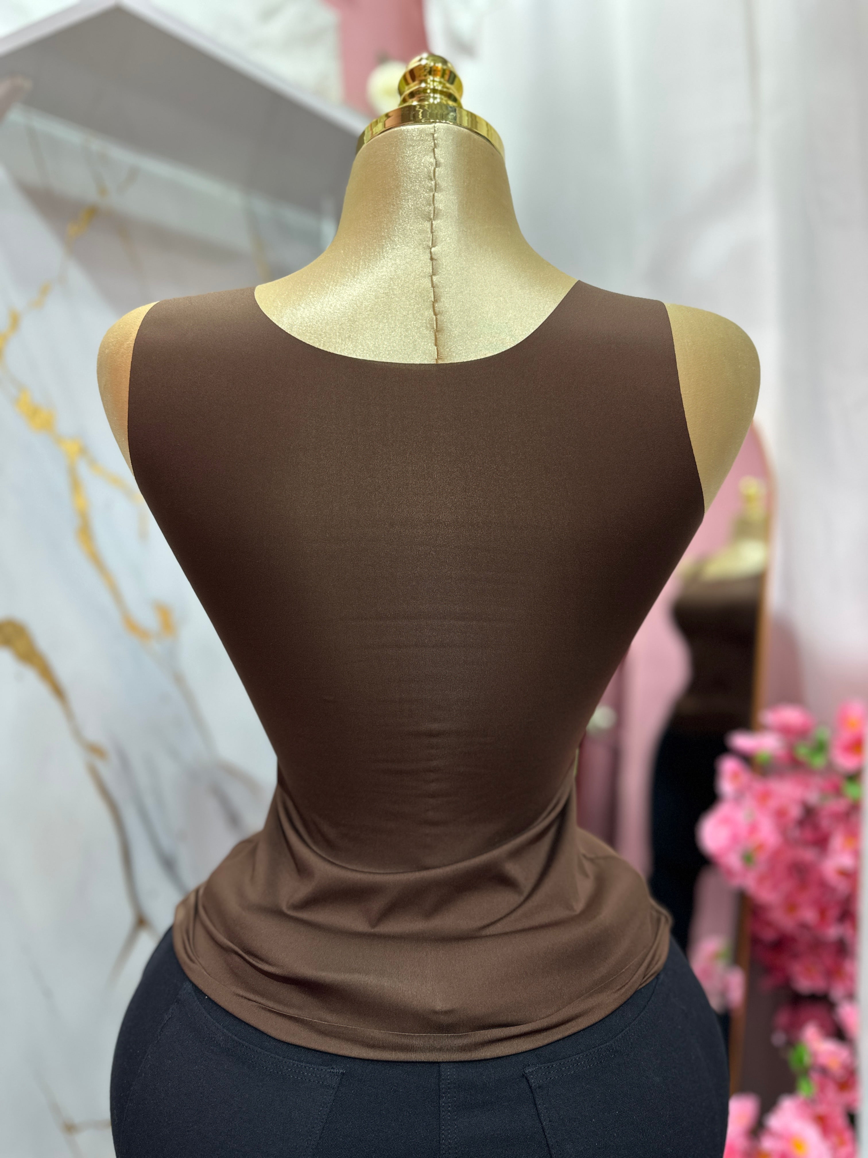 Blusa tipo Crop top color café de tirantes anchos con sostén incorporado