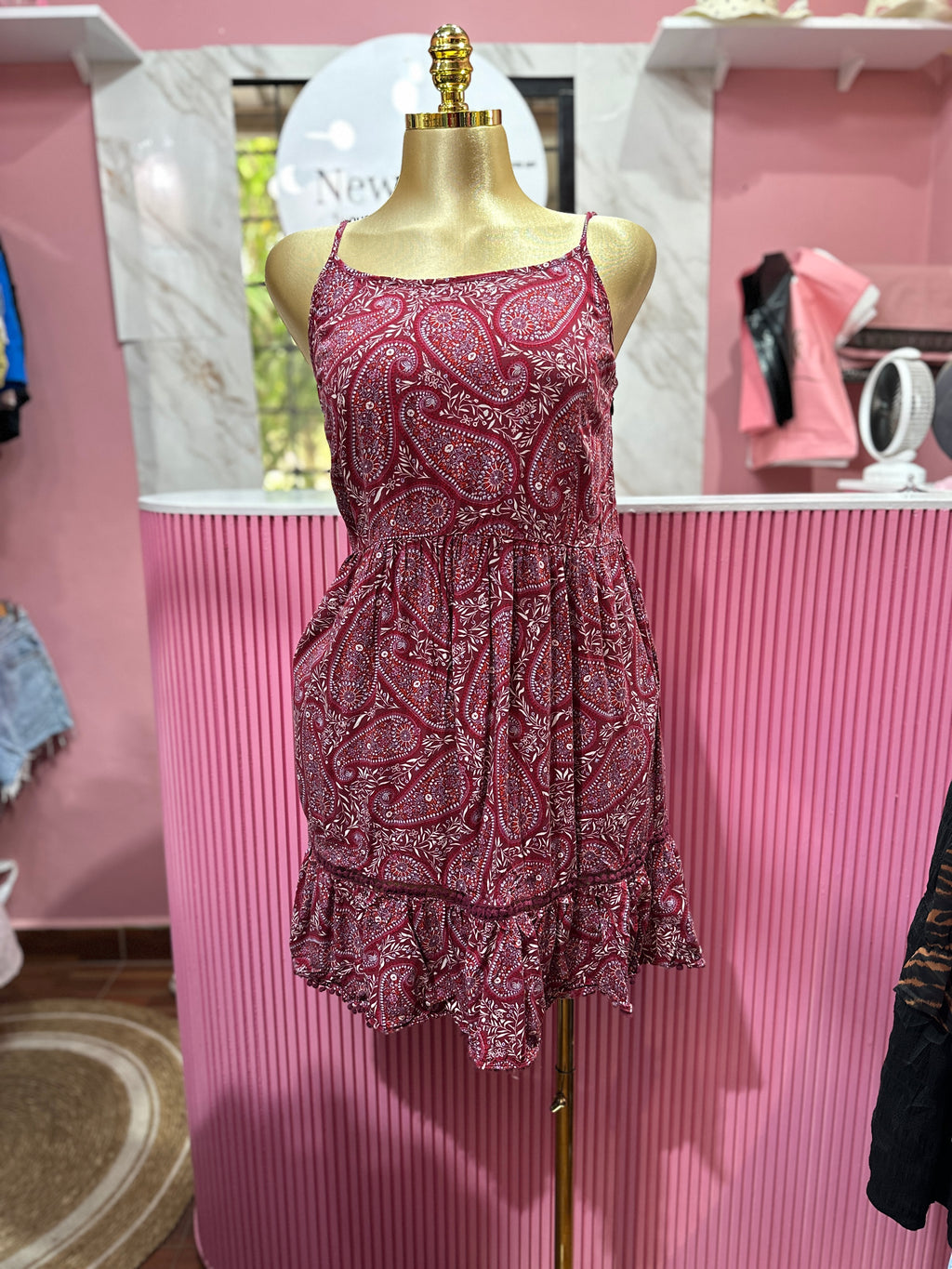Vestido corto de tirantes con estampado granate