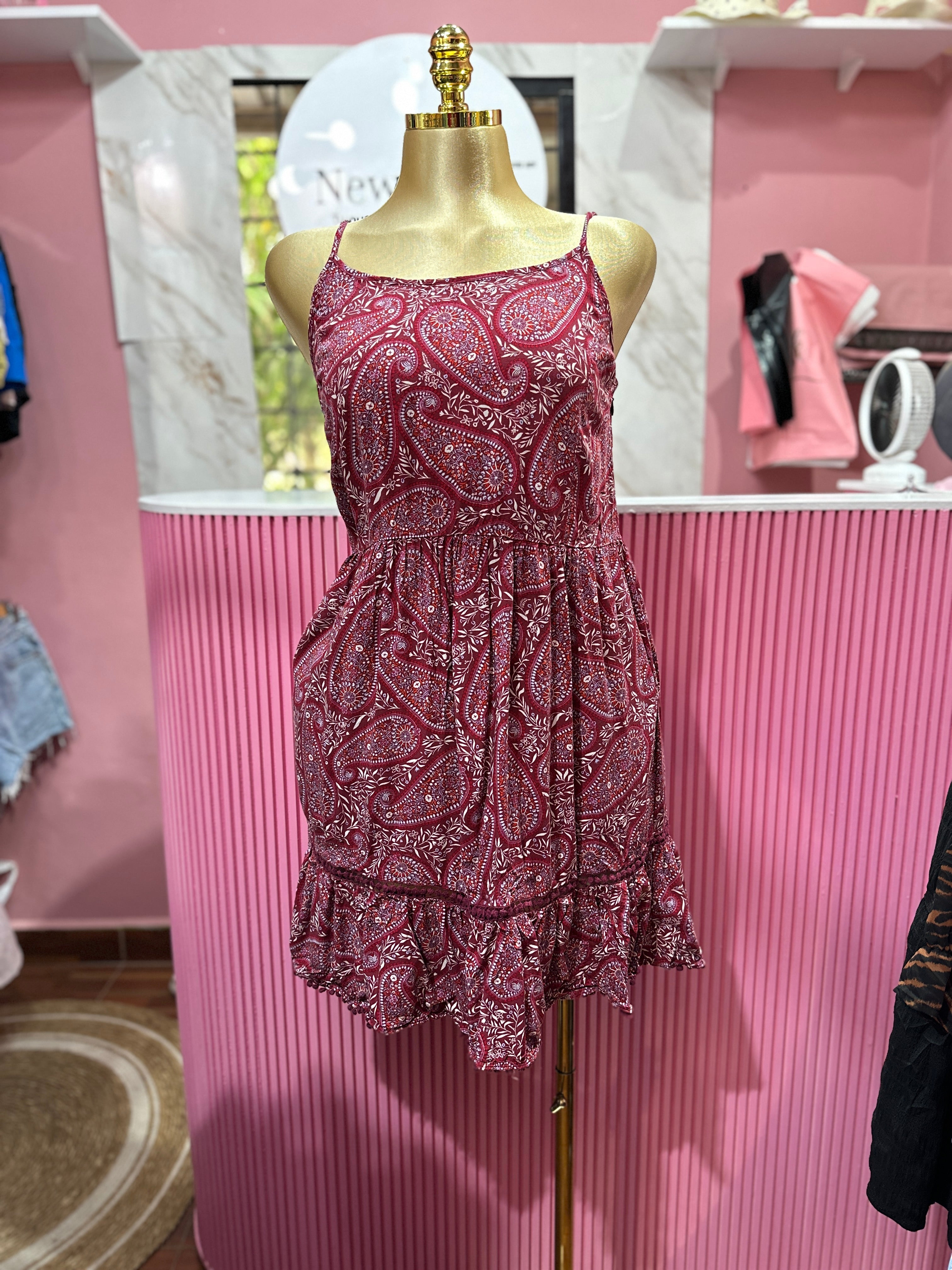 Vestido corto de tirantes con estampado granate