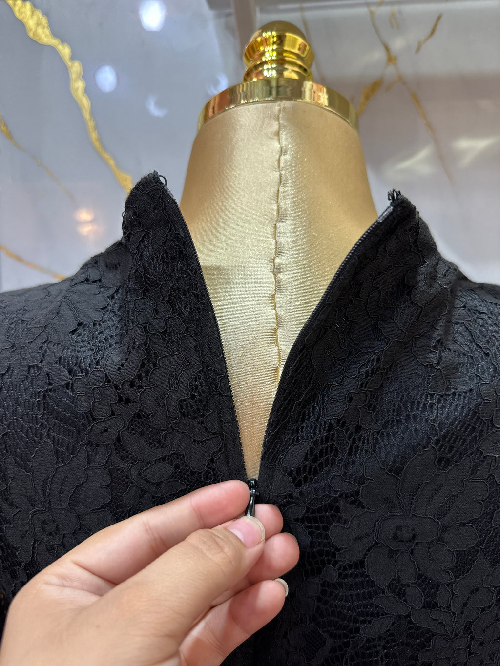 Vestido elegante corto SIMPLY STYLED ajustado de encaje negro con mangas largas