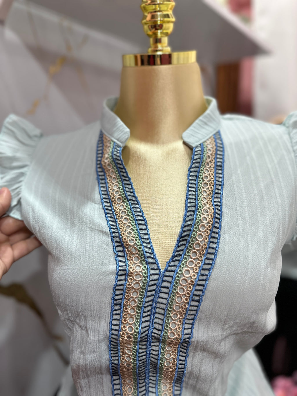Blusa de manga corta con bordado azul claro