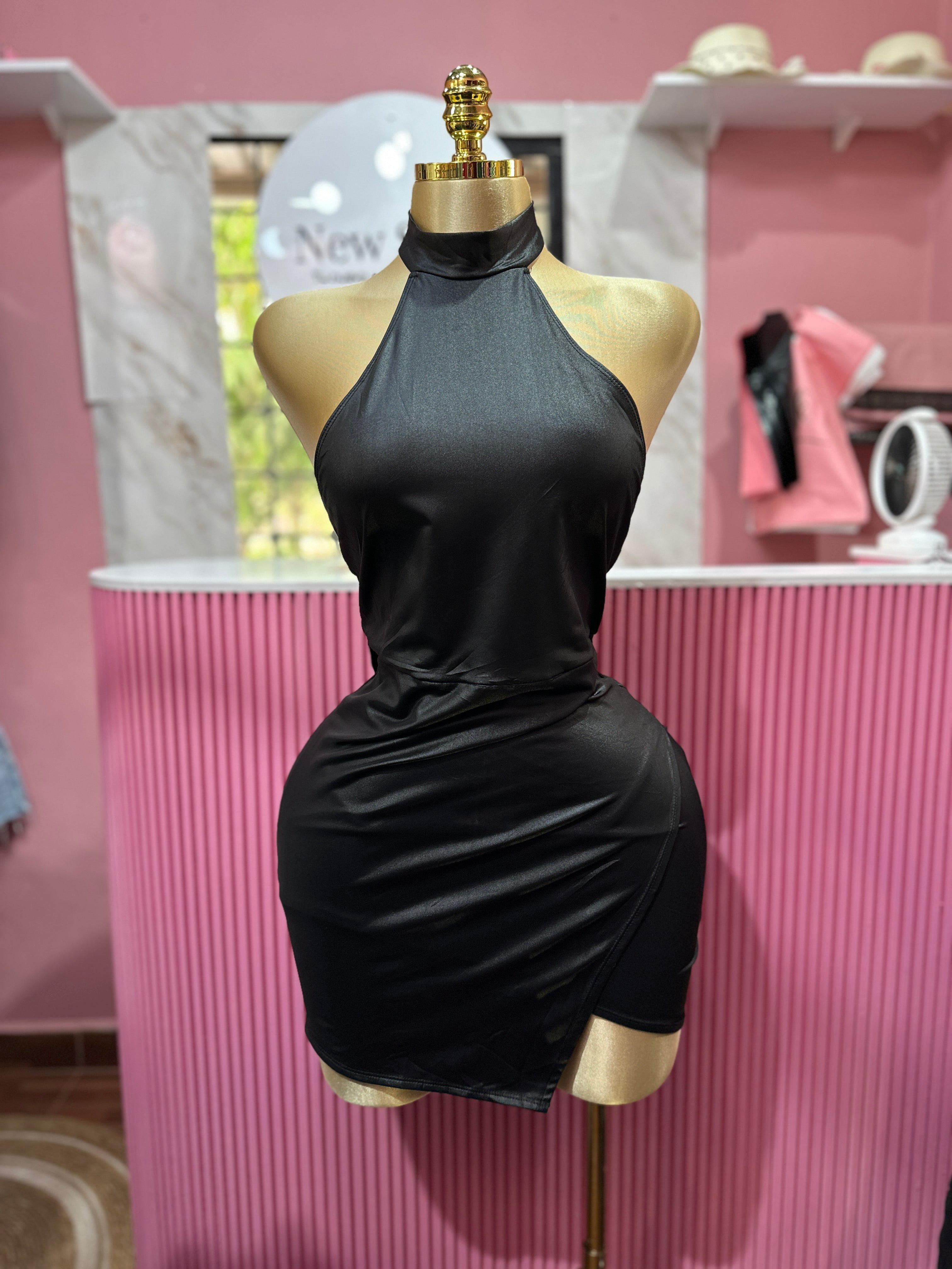 Vestido Negro con cuello alto de espalda descubierta