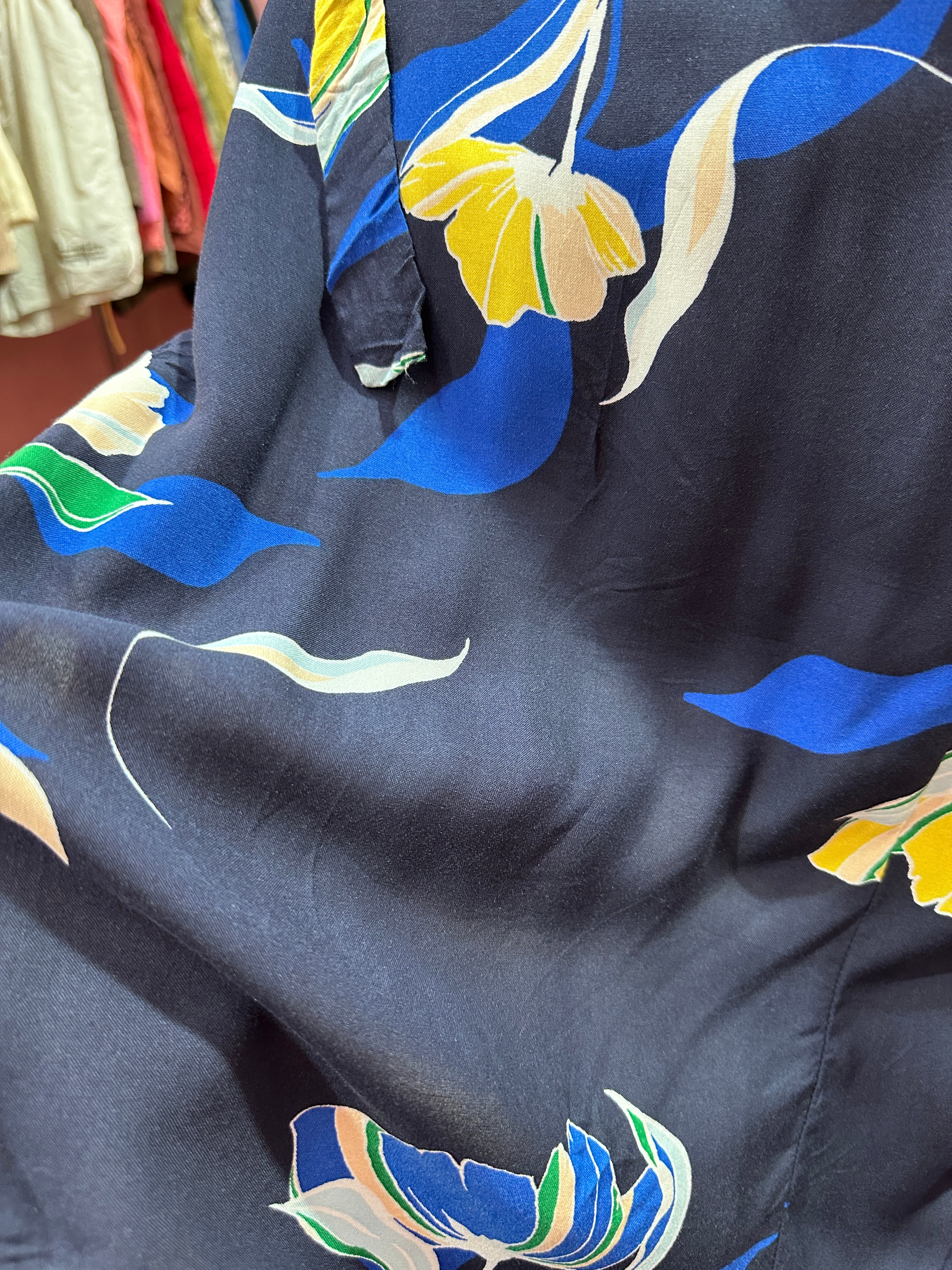 Vestido midi de color azul con estampado floral tropical