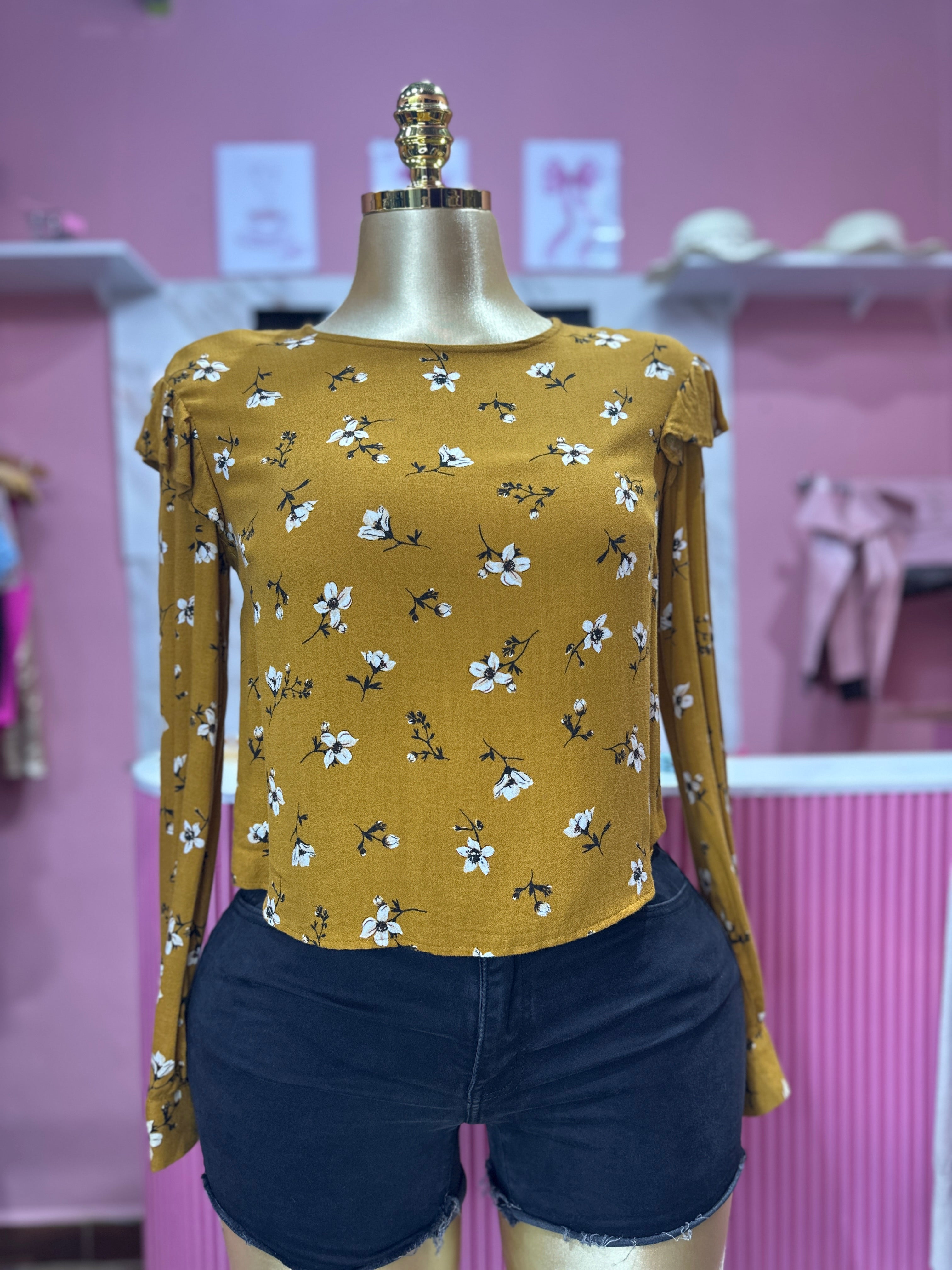 Blusa manga larga formal marca Bershka con botones en la espalda