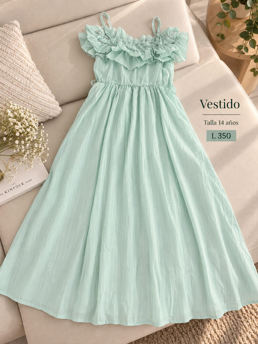 Vestido verde menta para niña con diseño de hombros descubiertos, tirantes finos y detalles de volantes
