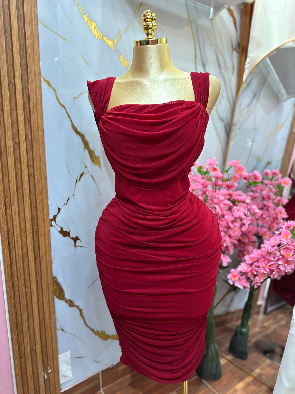 Vestido rojo tipo cóctel con escote drapeado y diseño ajustado